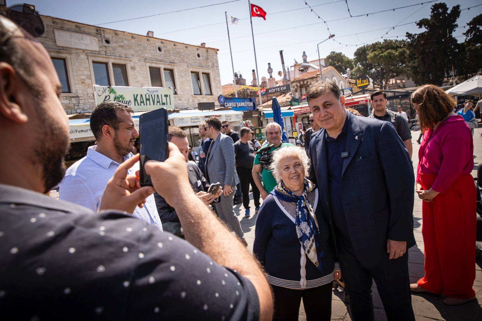 Foça'da Cemil Tugay'a yoğun ilgi