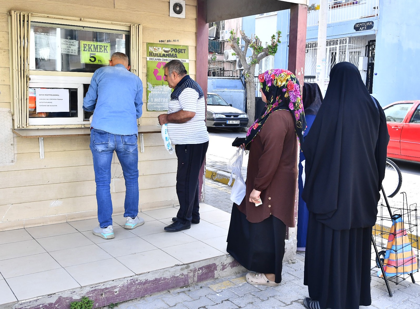 İzmirli yurttaşlardan Başkan Tugay’a “ekmek” teşekkürü