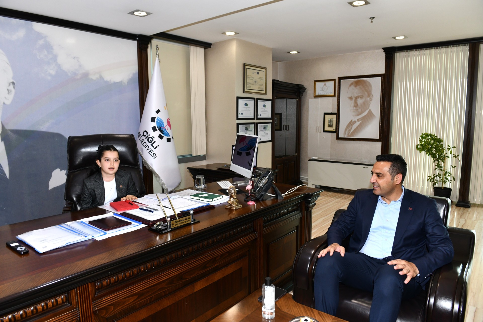 Koltuğunu 10 yaşındaki Deren’e bırakan Çiğli Belediye Başkanı Onur Emrah Yıldız; “Çocukların aydınlık zihinleri rehberimiz olacak”