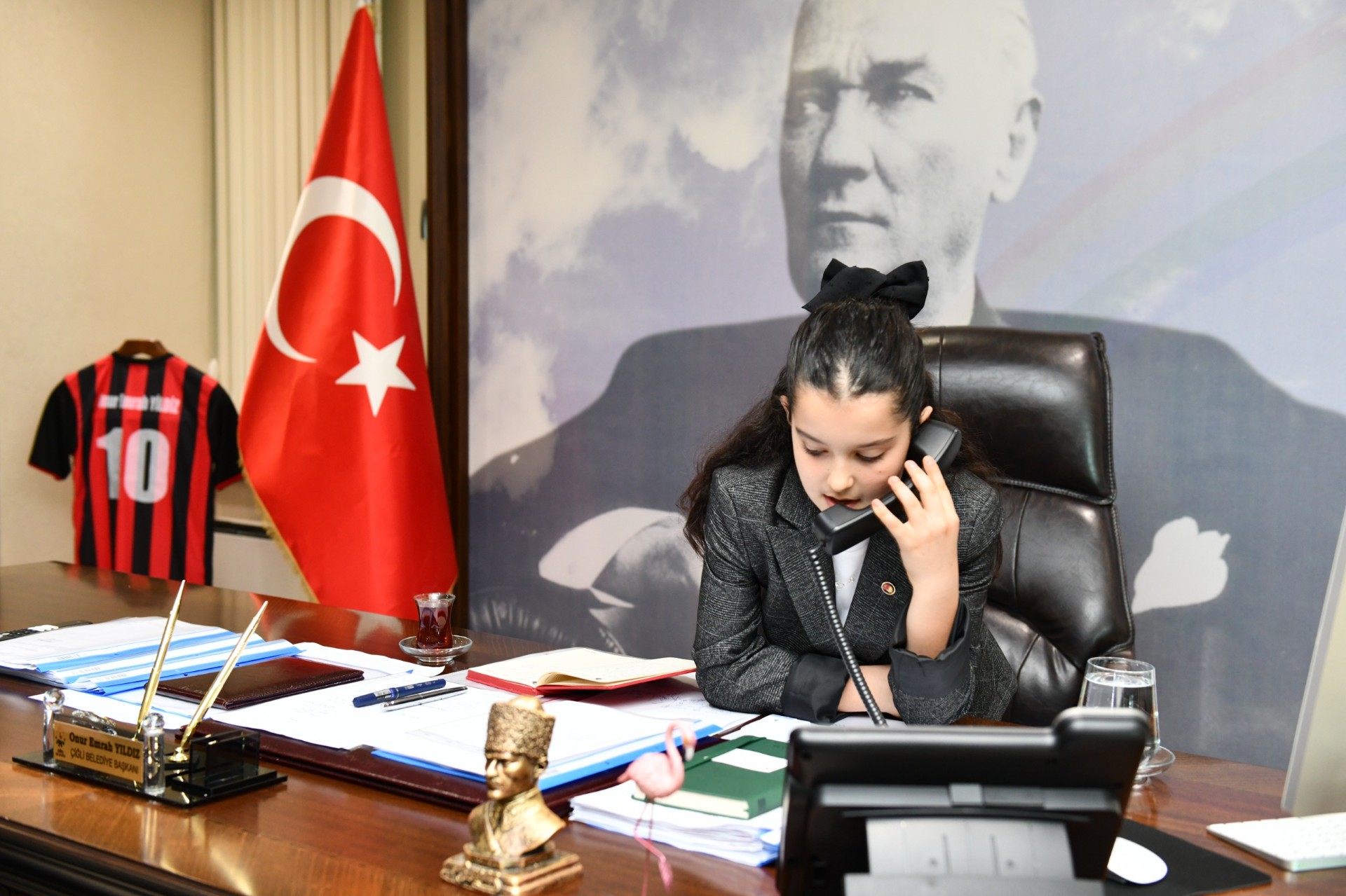 Koltuğunu 10 yaşındaki Deren’e bırakan Çiğli Belediye Başkanı Onur Emrah Yıldız; “Çocukların aydınlık zihinleri rehberimiz olacak”