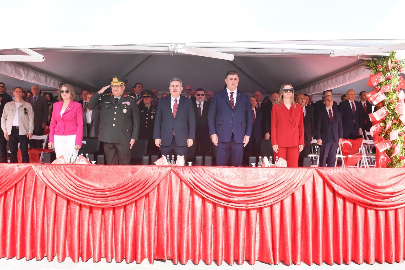 Cumhuriyet Meydanı çocukların gösterileriyle renklendi