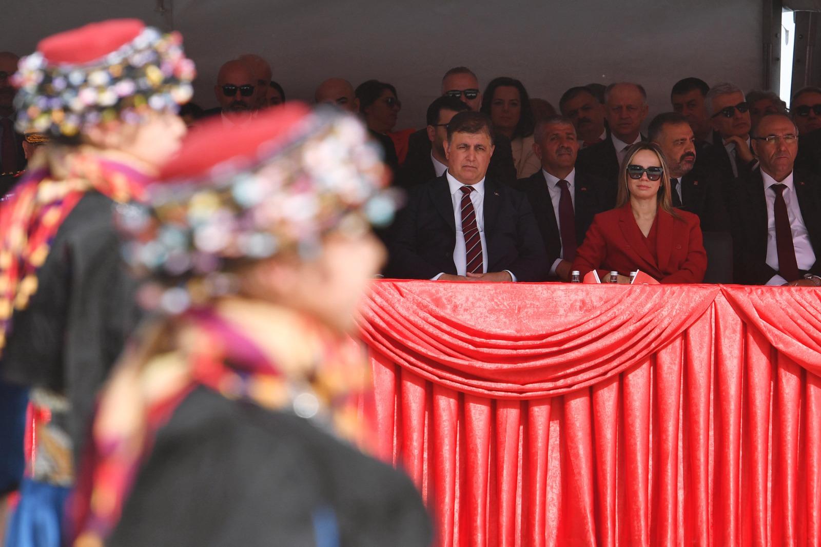 Cumhuriyet Meydanı çocukların gösterileriyle renklendi