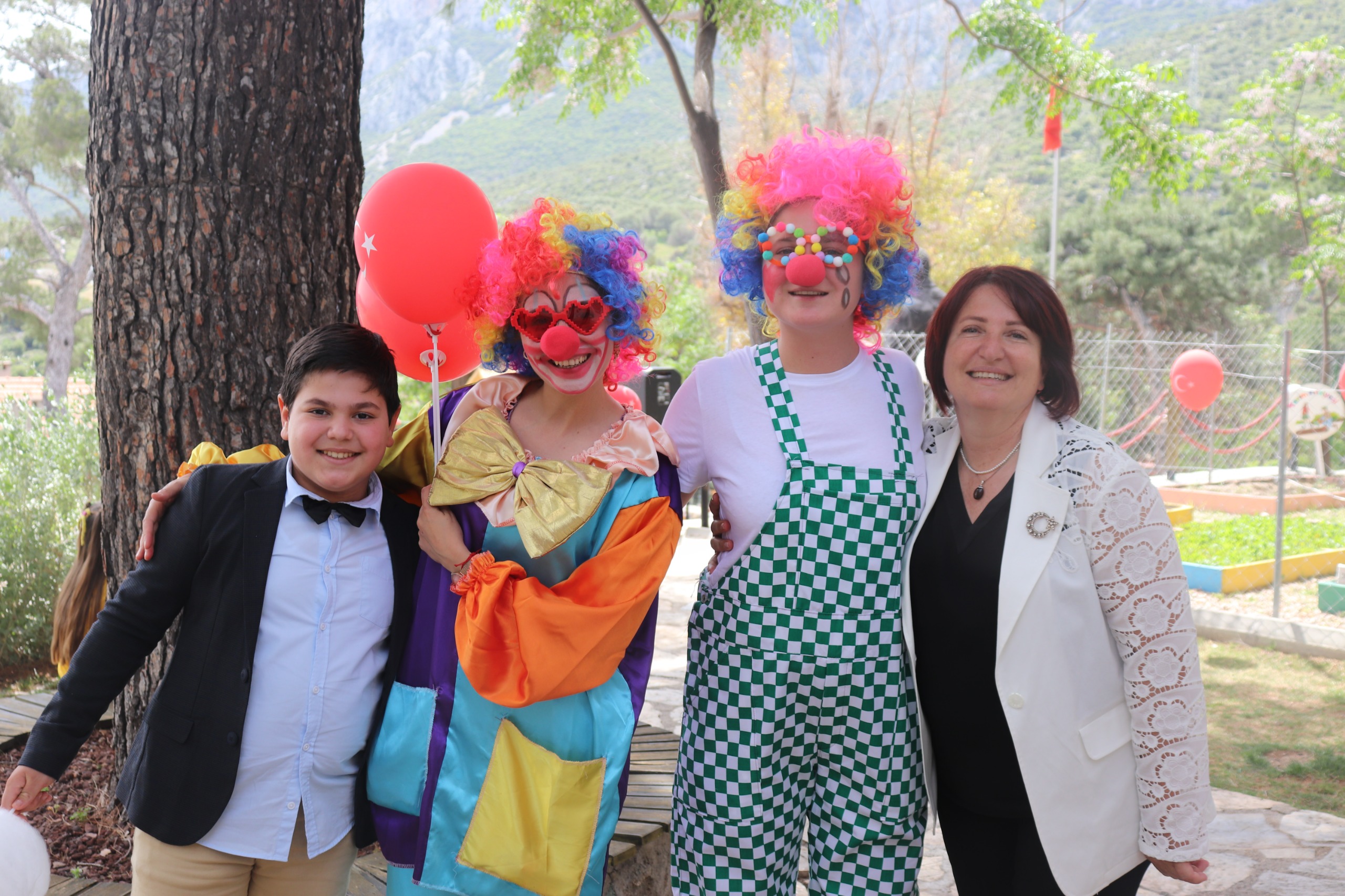 Karaburun’un çocukları, İzmir’in dağlarındaki çiçekler kadar rengarenk