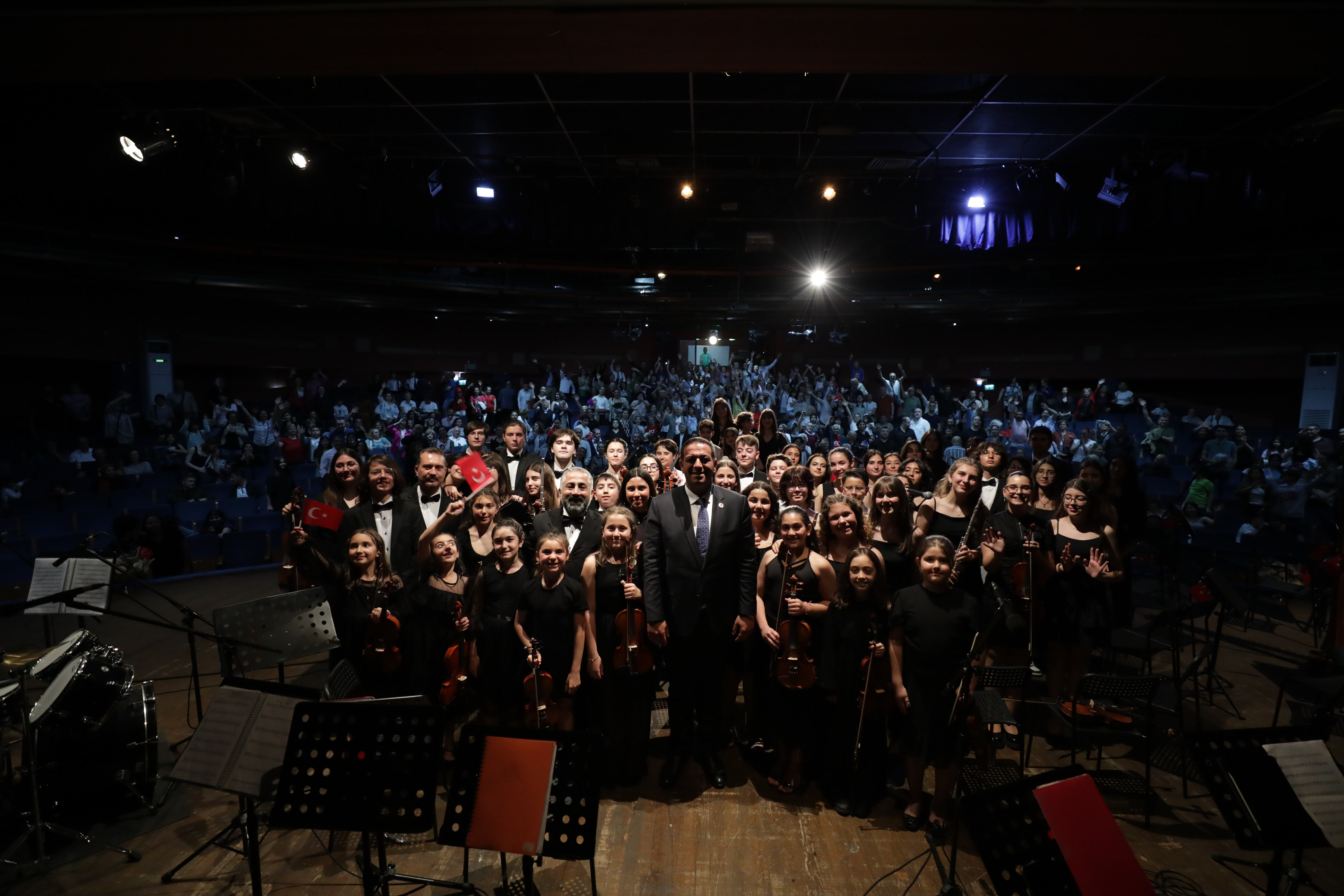 CUMHURİYET ÇOCUKLARINDAN 23 NİSAN KONSERİ