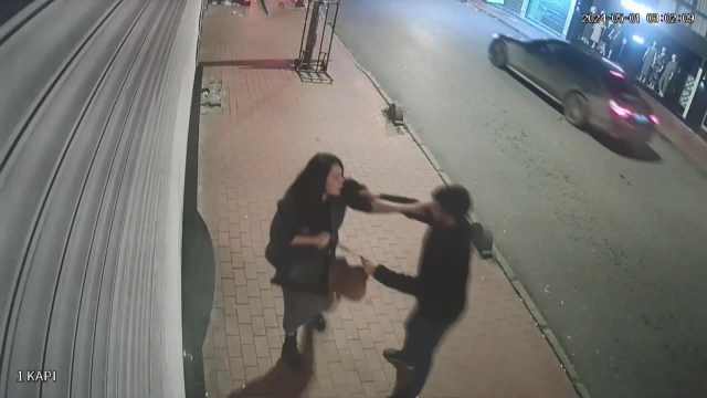 Gözüne kestirdiği kadına yumruk ve kafa atıp çantasını gasbetti