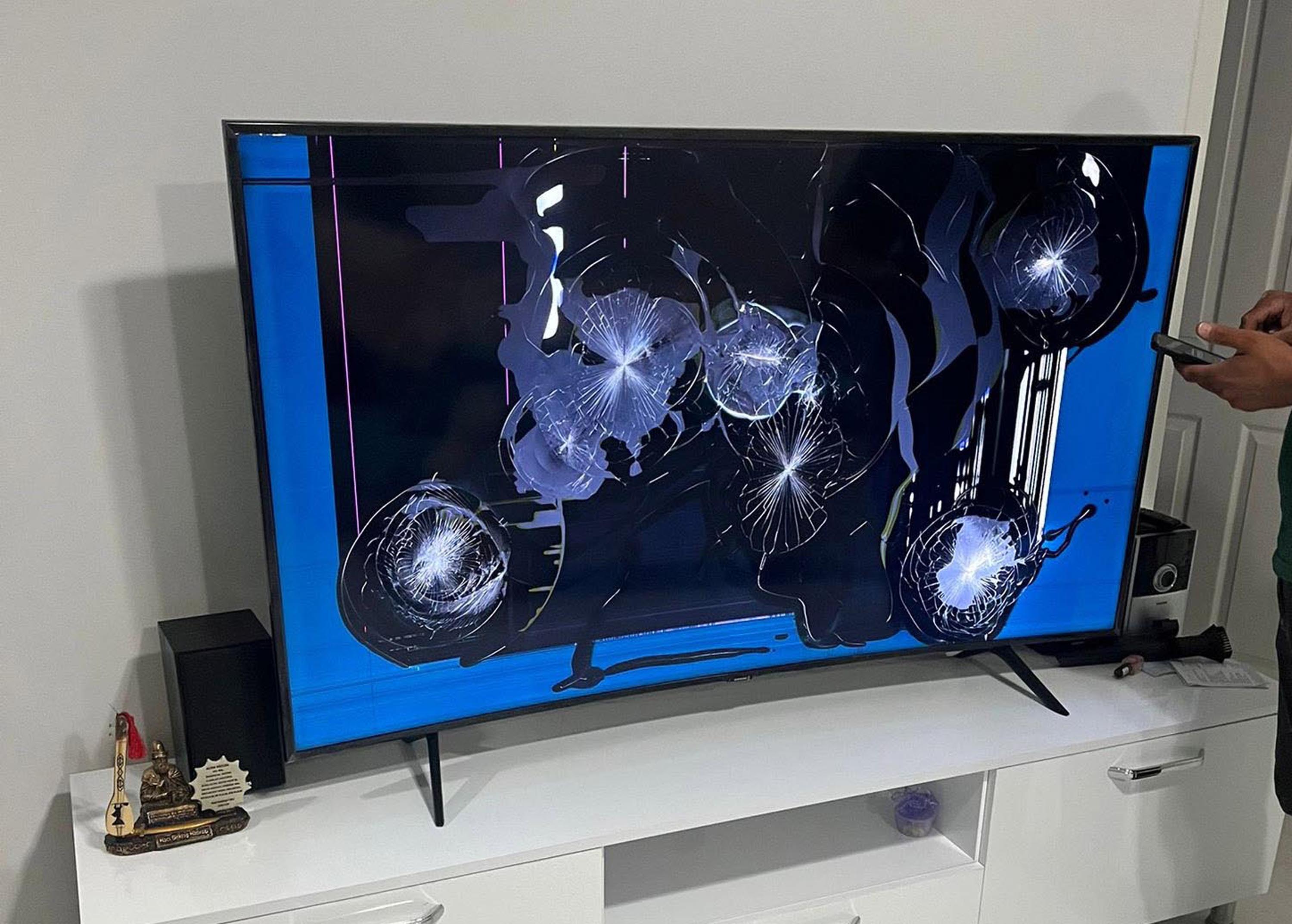 Villada alem yapıp, 35 yıllık içkileri çaldılar