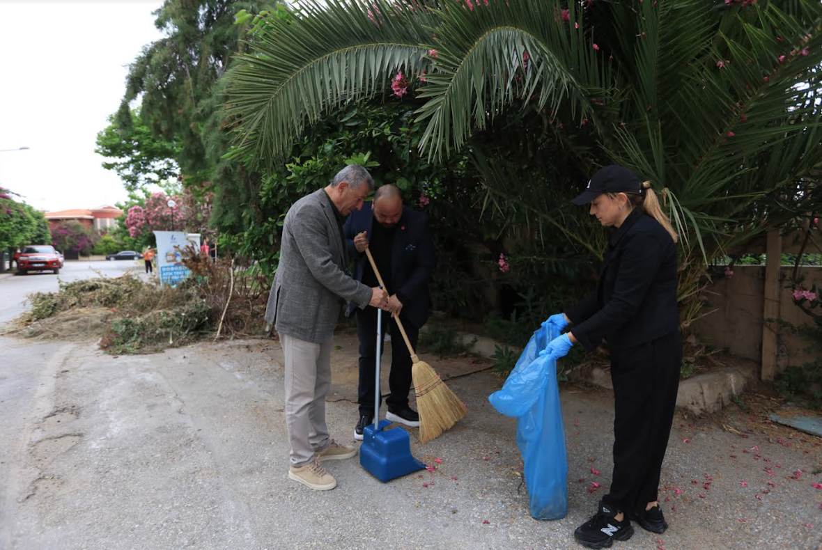 Güzelbahçe’de halk-belediye birlikte sokakları temizledi