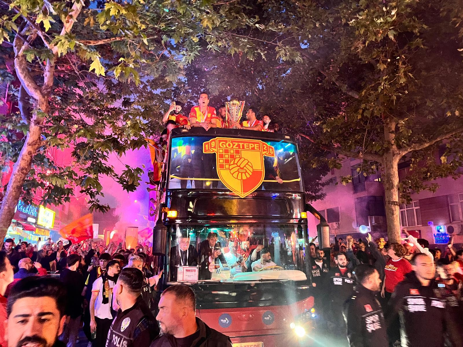 Göztepe’de kutlamalar sabaha kadar devam etti