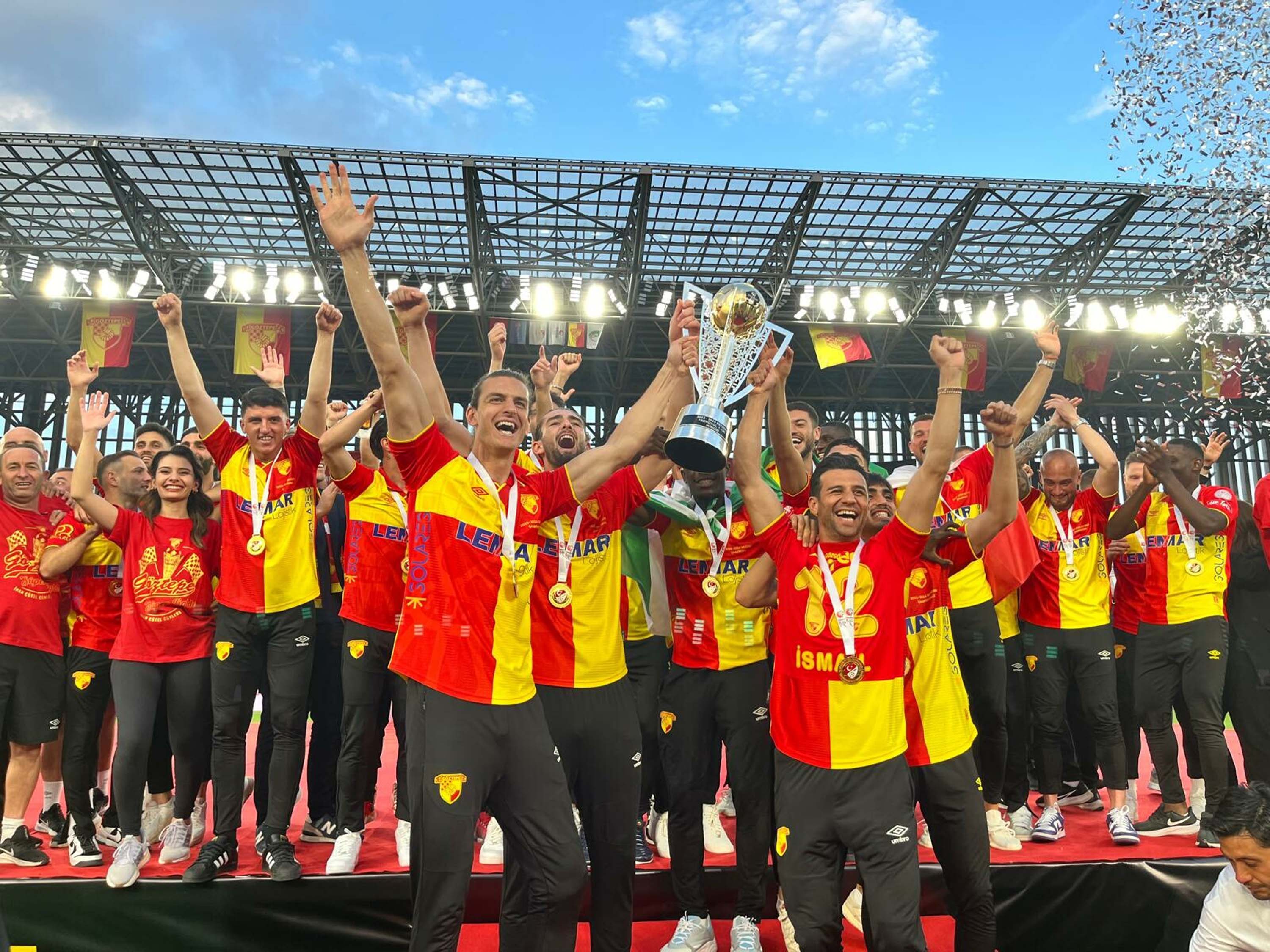 Göztepe’de kutlamalar sabaha kadar devam etti