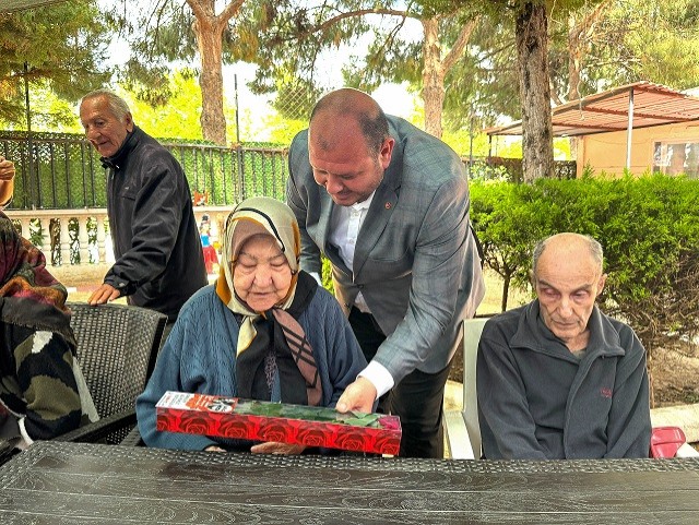 Başkan Çiçek Anneleri Unutmadı