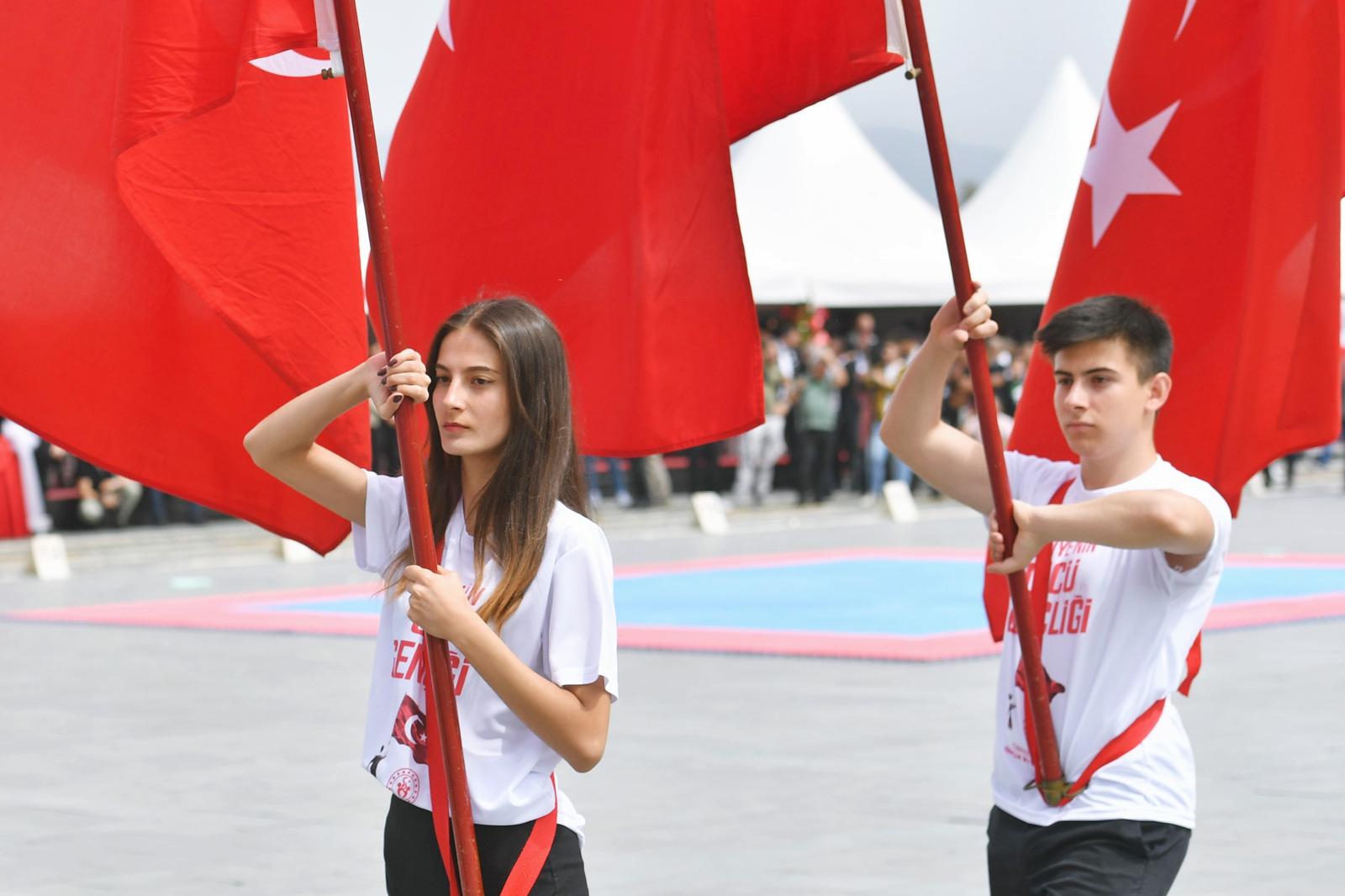 İzmir’de 19 Mayıs coşkusu: Cumhuriyet Meydanı rengarenk