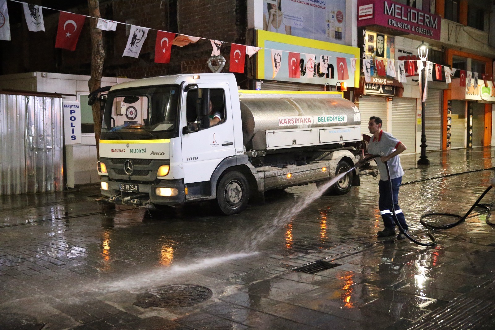 Karşıyaka Çarşısı’nda dip bucak gece temizliği