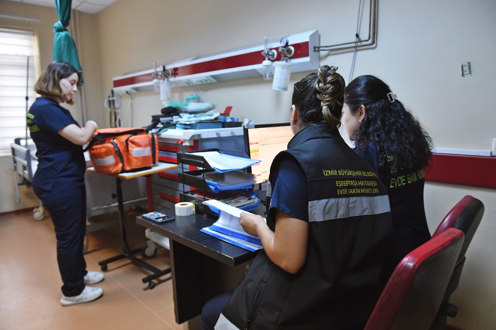 İzmir Büyükşehir Belediyesi "Evde Bakım" ile şifa dağıtıyor