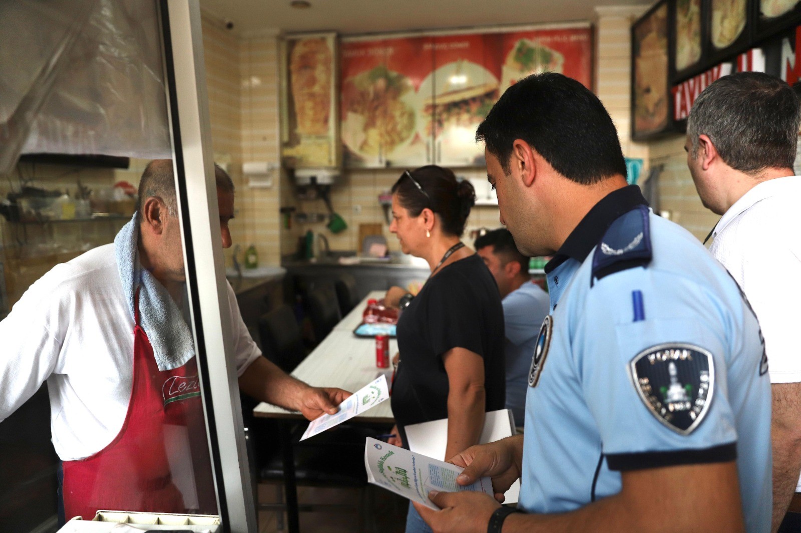 Konak’ta işyerlerine hem denetim hem bilgilendirme