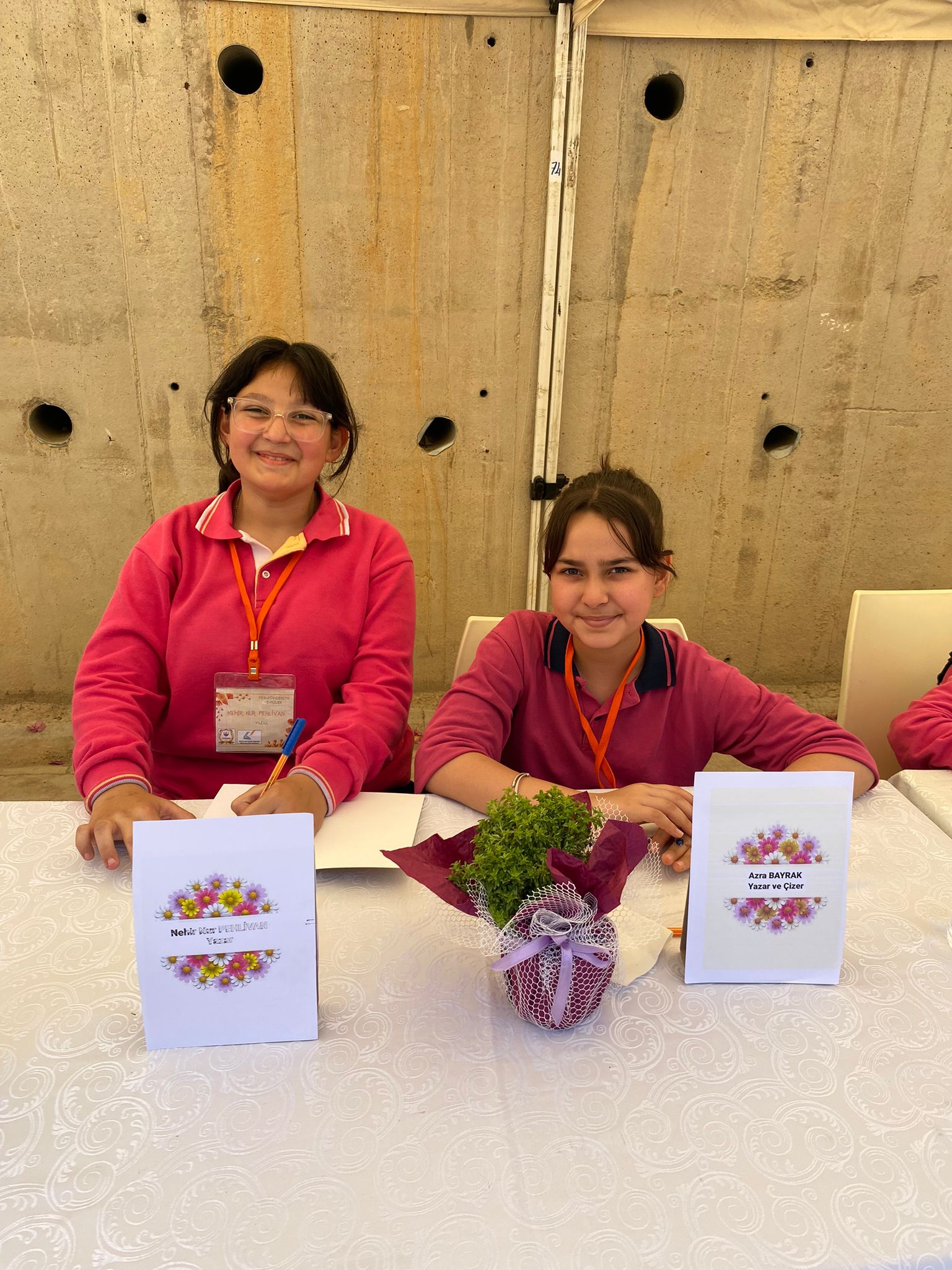 15 TEMMUZ ŞEHİTLERİ KIZ ANADOLU İMAM HATİP LİSESİ FEN VE SOSYAL BİLİMLER PROJE OKULU'NDA FESLEĞENLERDEN ÖYKÜLER KİTABININ İMZA GÜNÜ HEYECANI