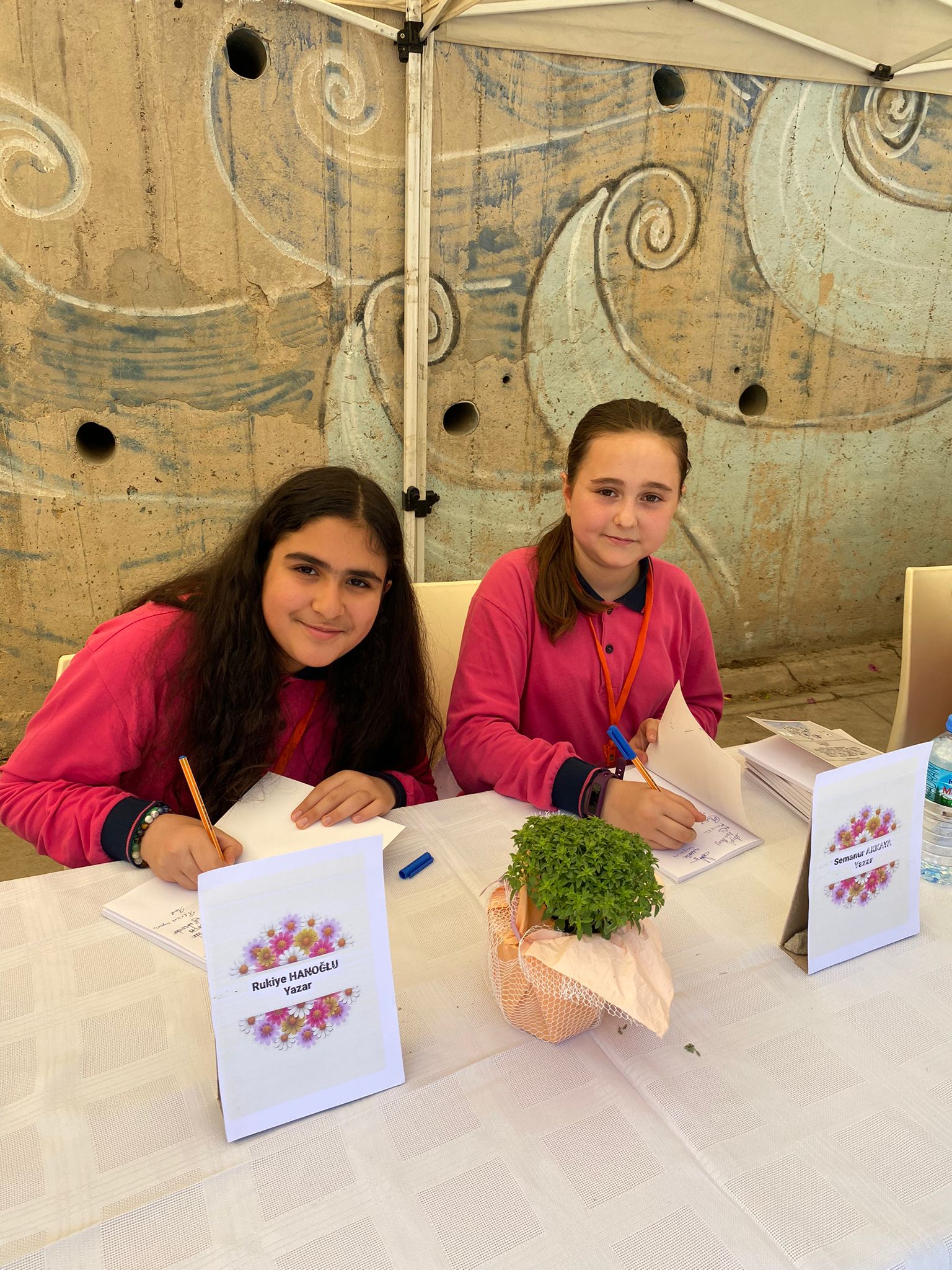 15 TEMMUZ ŞEHİTLERİ KIZ ANADOLU İMAM HATİP LİSESİ FEN VE SOSYAL BİLİMLER PROJE OKULU'NDA FESLEĞENLERDEN ÖYKÜLER KİTABININ İMZA GÜNÜ HEYECANI