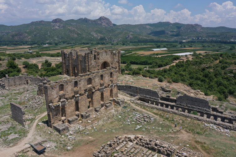 Aspendos Antik Kenti'nde 2 bin yıllık Zeus ve Afrodit heykelleri bulundu