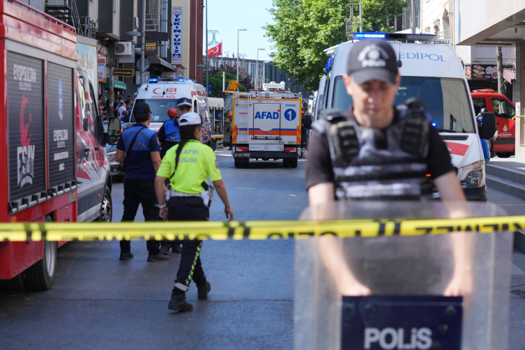 Küçükçekmece'de bina çöktü: Enkaz altında kalanlar var