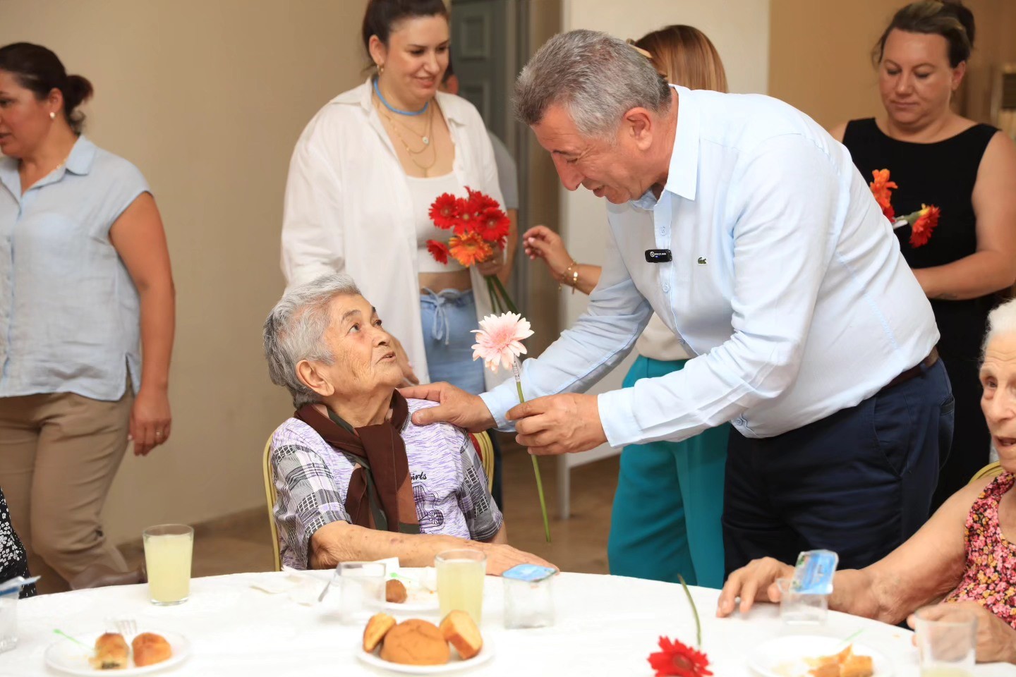 Güzelbahçe’de yaşlılarla çifte kutlama