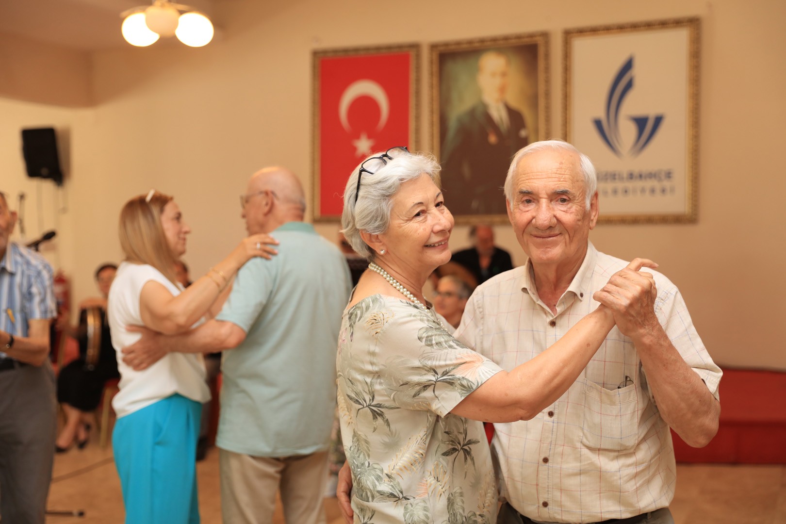 Güzelbahçe’de yaşlılarla çifte kutlama