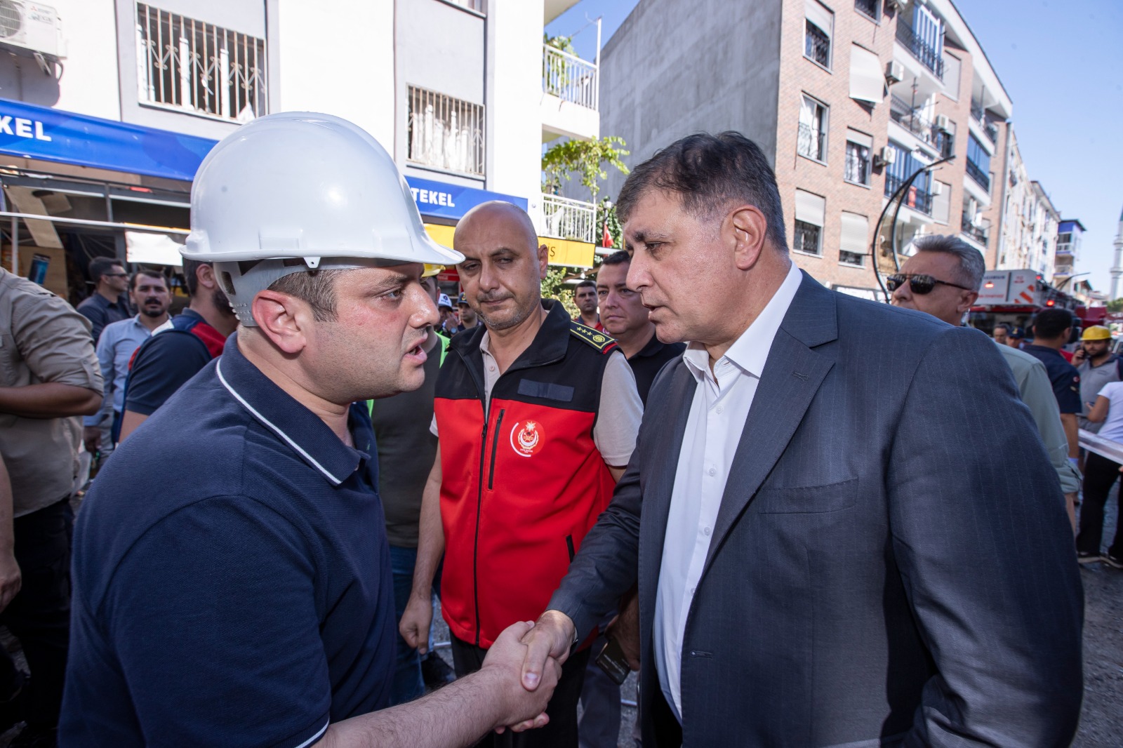 Başkan Tugay patlamanın yaşandığı bölgede inceleme yaptı, yaralıları ziyaret etti