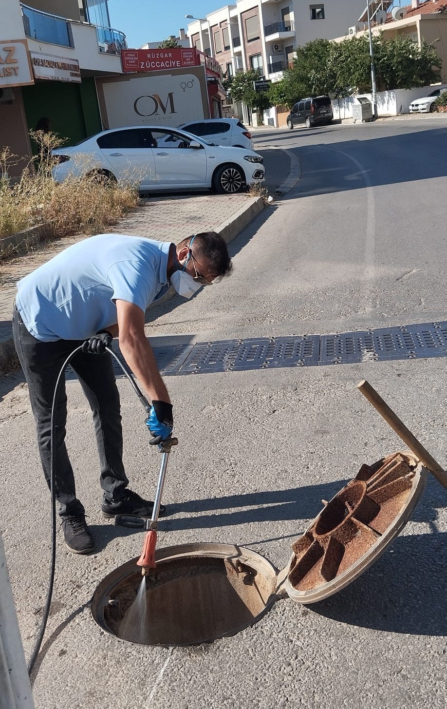 Güzelbahçe'de kapsamlı ilaçlama çalışması