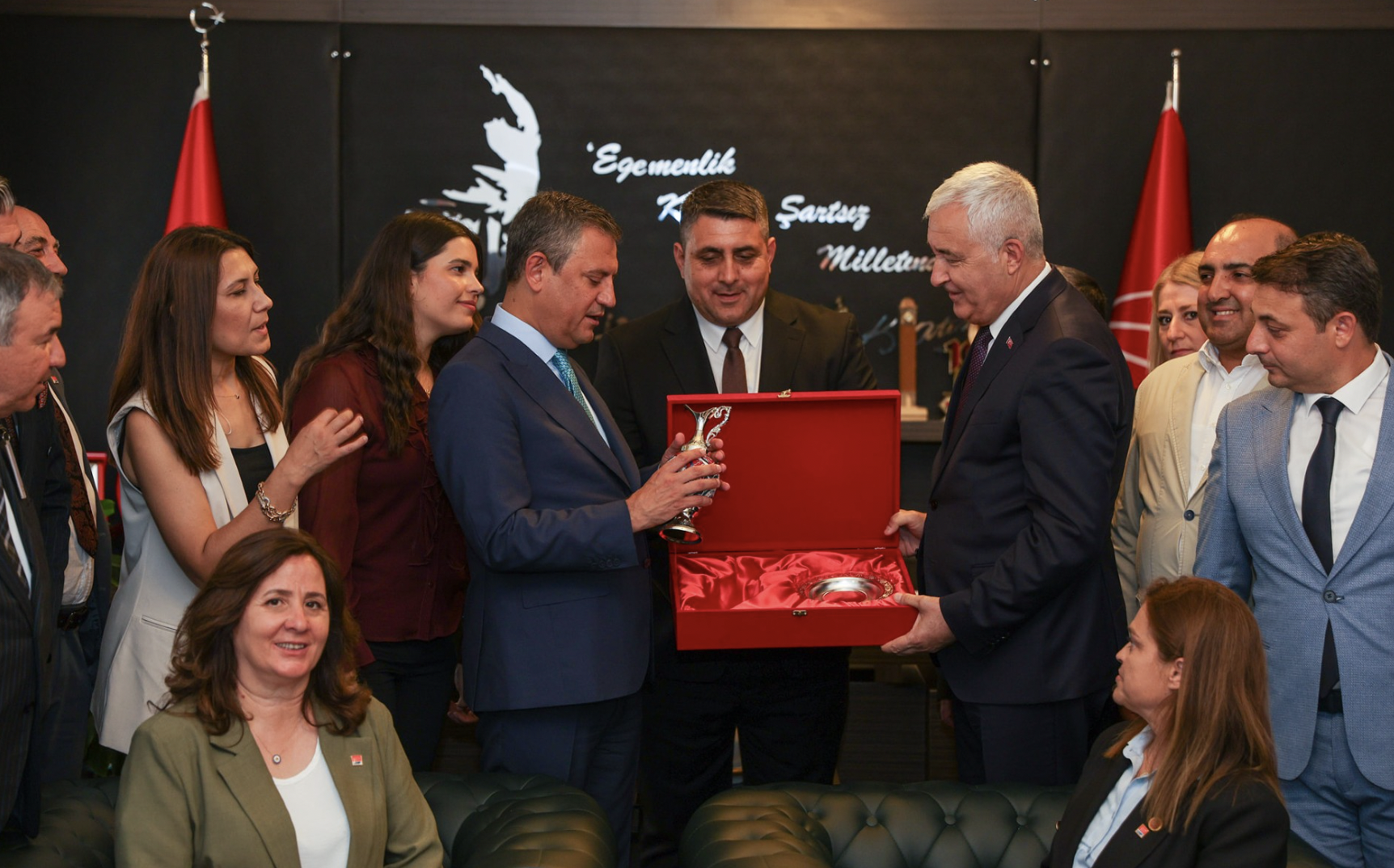 BAŞKAN TÜRKMEN ÖZGÜR ÖZEL'İ ZİYARET ETTİ