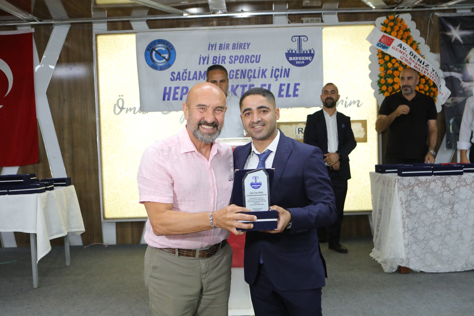 Başarılı arka mahallenin gençleri İzmir'i bir araya getirdi