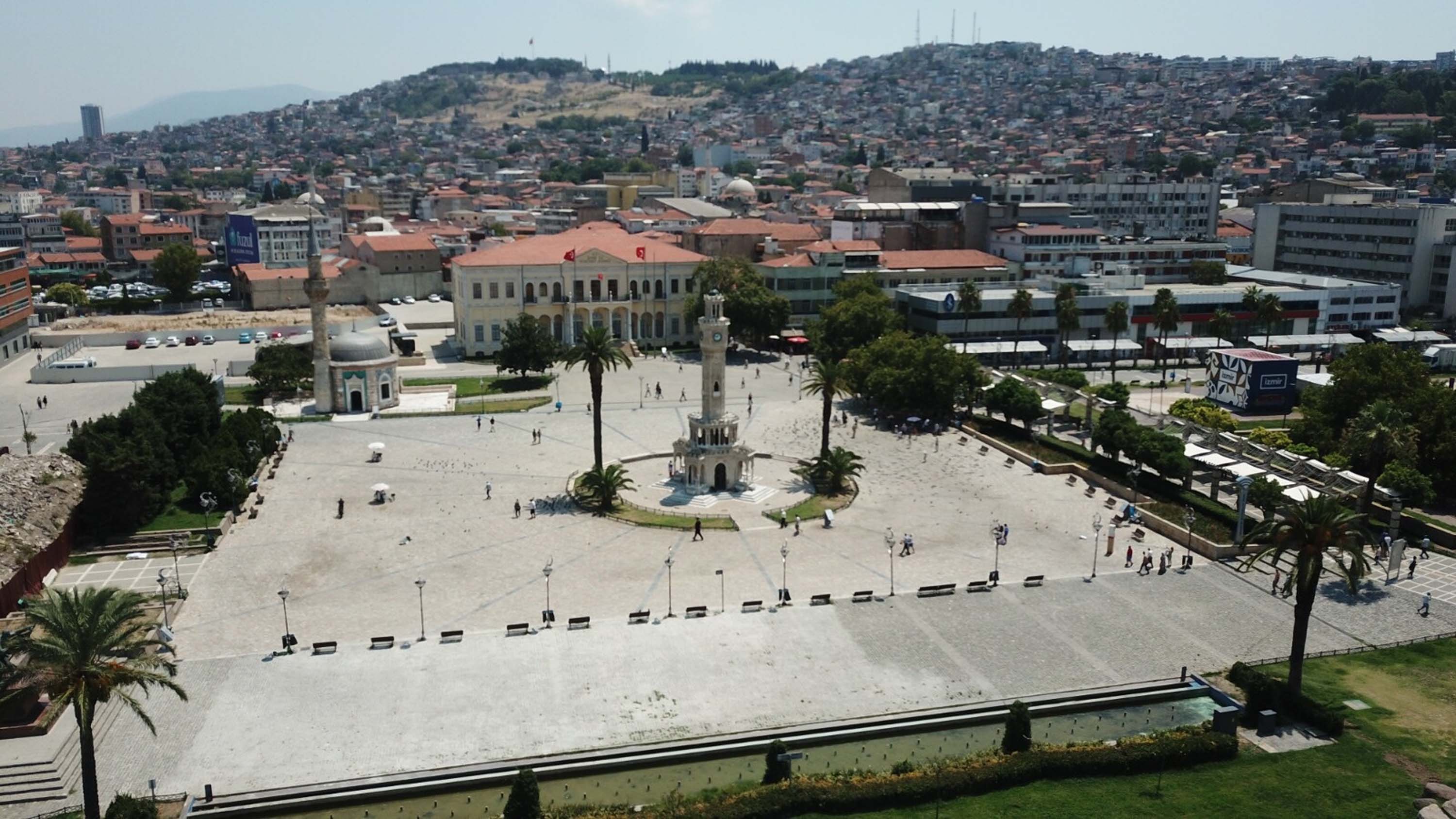 Sıcak hava İzmir'i de etkiledi: Cadde ve sokaklar boş kaldı