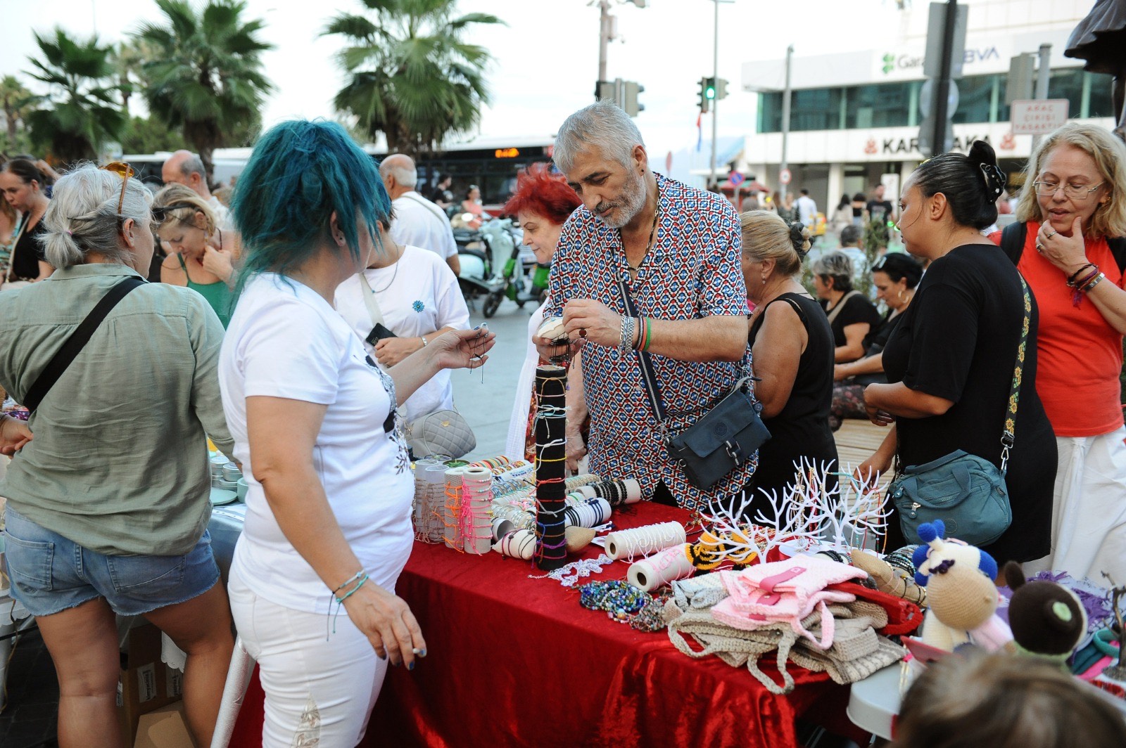Karşıyaka Çarşısı ‘El Emeği Gece Pazarı’ ile şenlendi