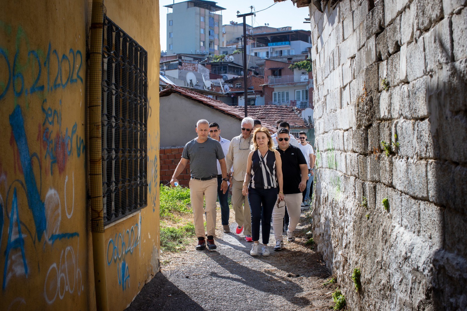 Başkan Mutlu mahalleleri adım adım geziyor