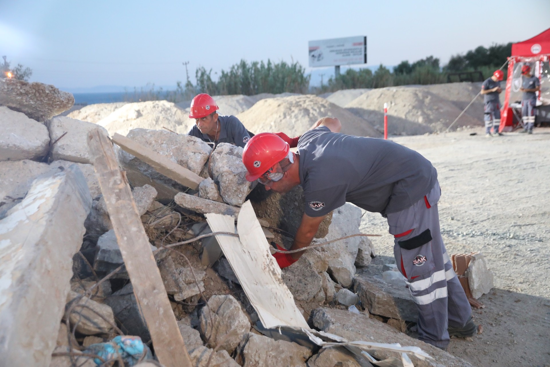 Seferihisar Belediyesi’nden gerçeği aratmayan deprem tatbikatı