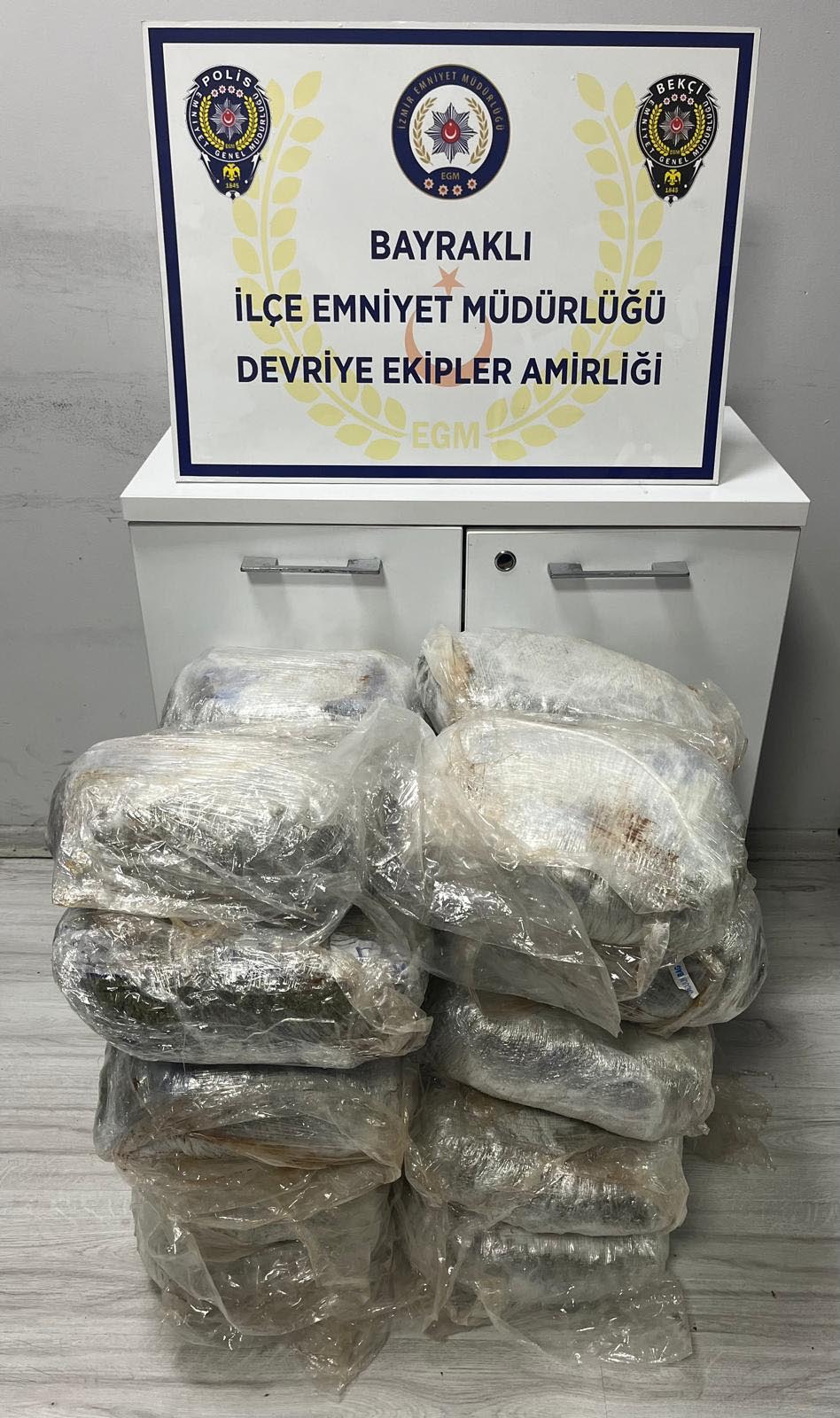 İzmir'in Bayraklı ilçesinde hafif ticari araçtan uyuşturucu çıktı