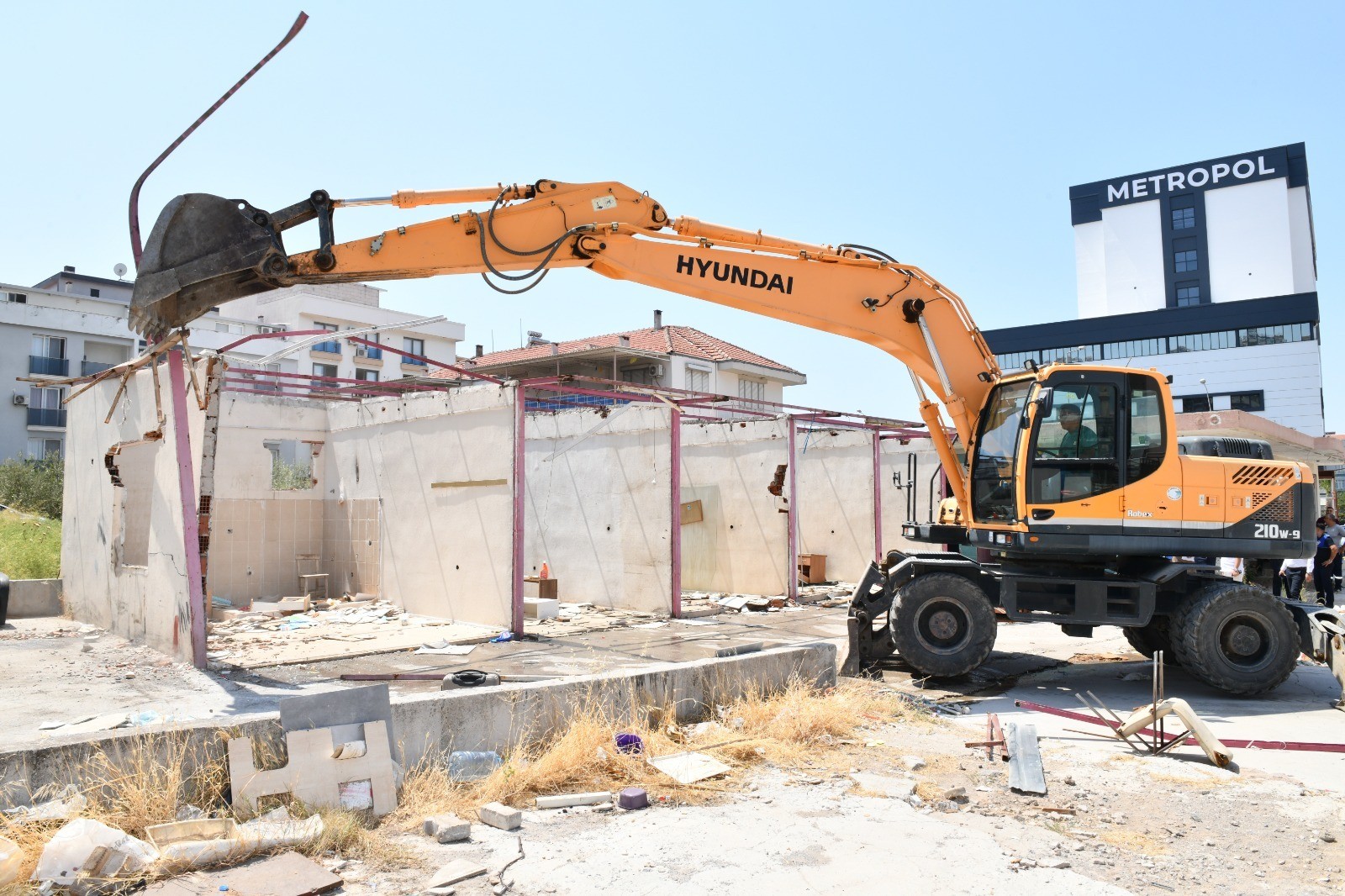 Çiğli'de Kaçak Yapının Yerine Yol ve Park