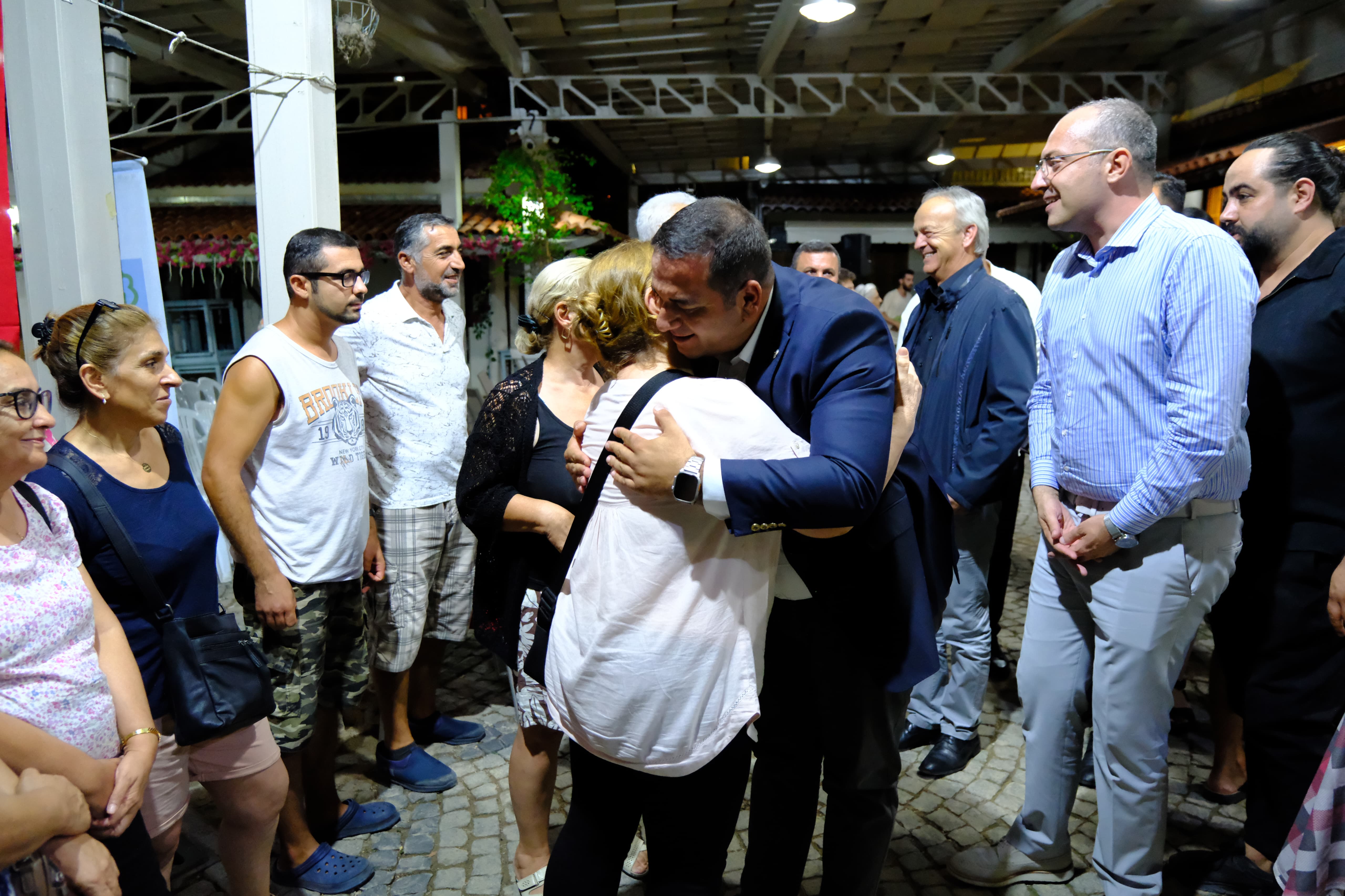 NARLIDERE’DE MÜZİK KONUŞTU: SONER BEKTAŞ KONSERİNE YOĞUN İLGİ