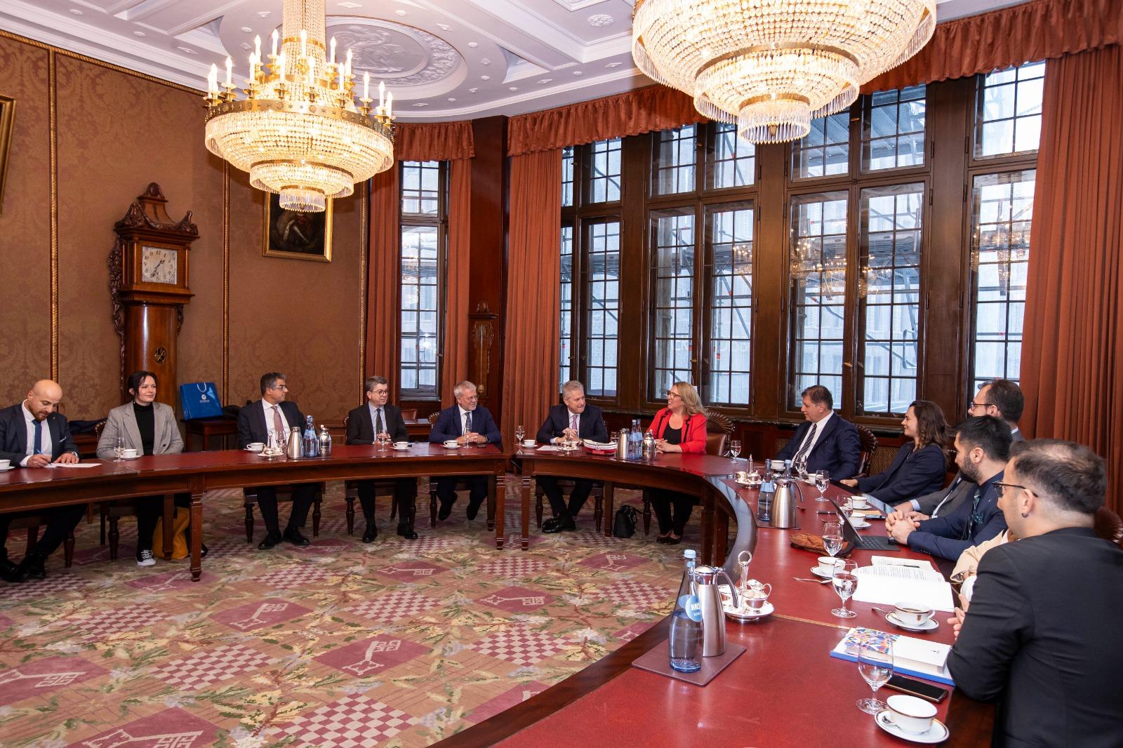 Başkan Tugay ve İzmir heyeti Almanya’da önemli temaslarda bulundu