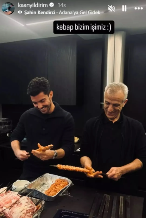 Pınar Deniz ve Kaan Yıldırım aile arasında bir nikah yemeği düzenledi! Kaan Yıldırım, kayınpederi ile tezgah başına geçti! "Kebap bizim işimiz"