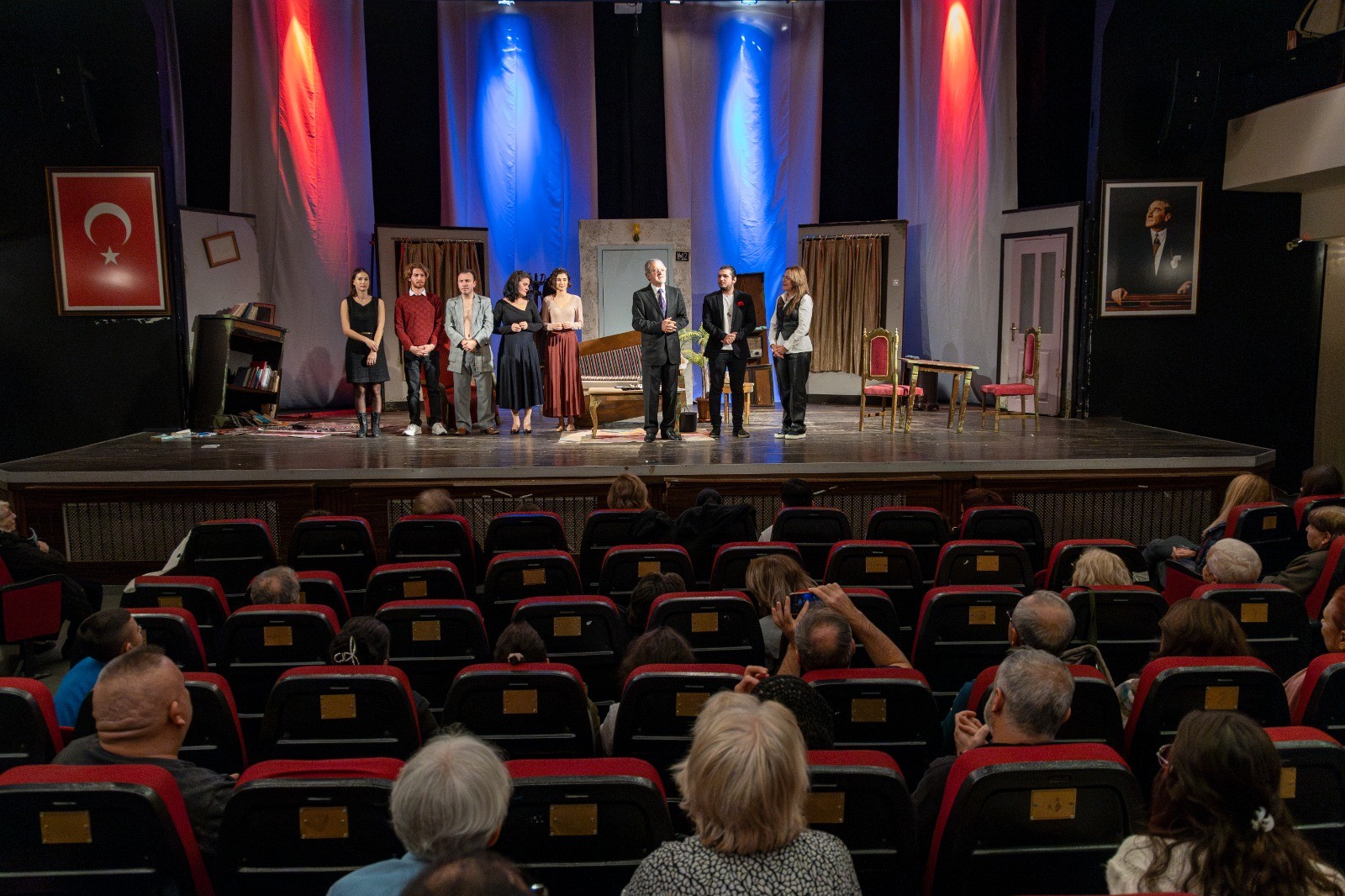 Karşıyaka Belediye Tiyatrosu'nun yeni oyunu seyirci karşısında