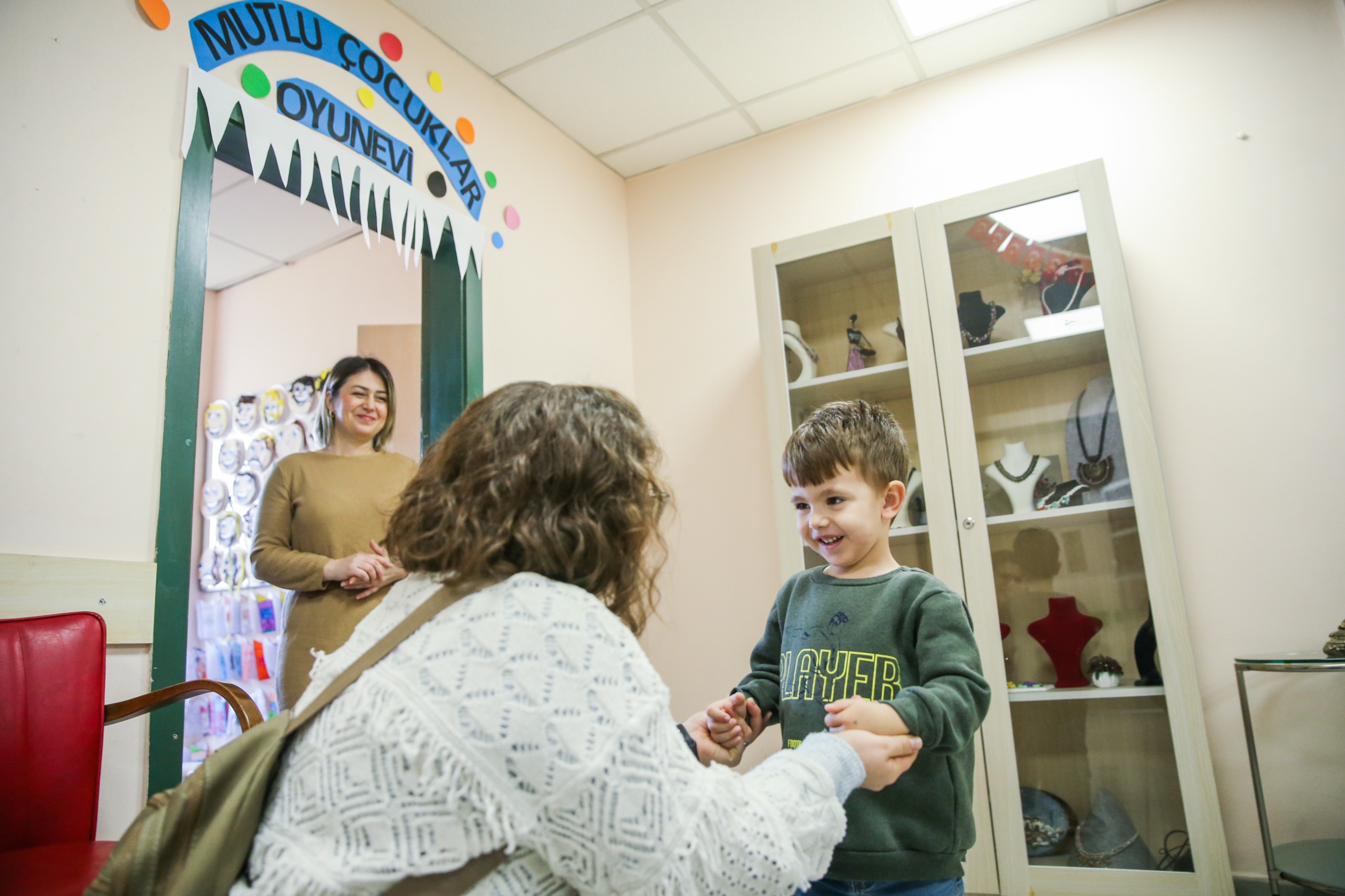 Konak’ta ‘Mutlu Çocuklar Oyun Evleri’ ile çocuklar da anneler de mutlu