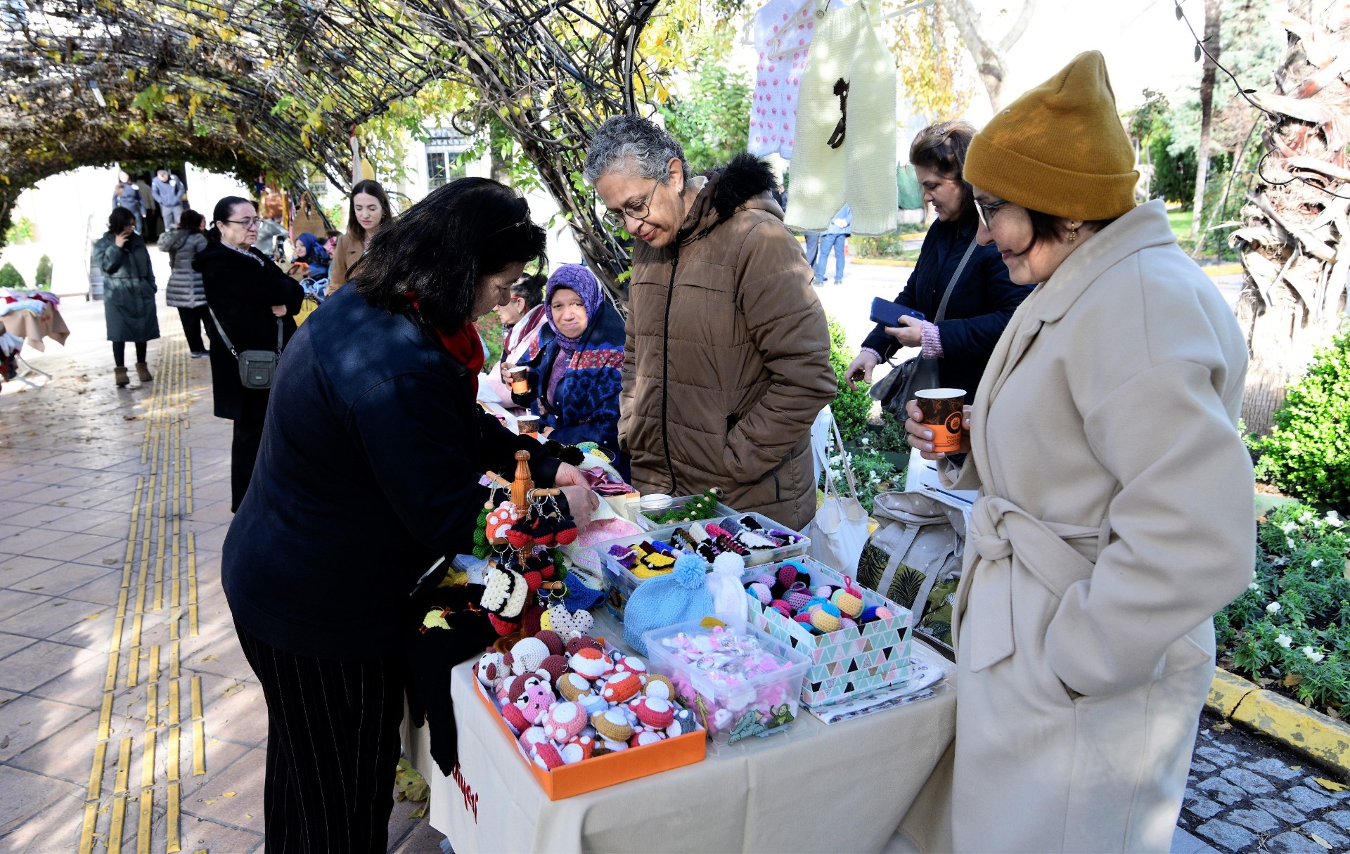 Bornova’da yılbaşı ruhu el emeği ürünlerle canlanıyor