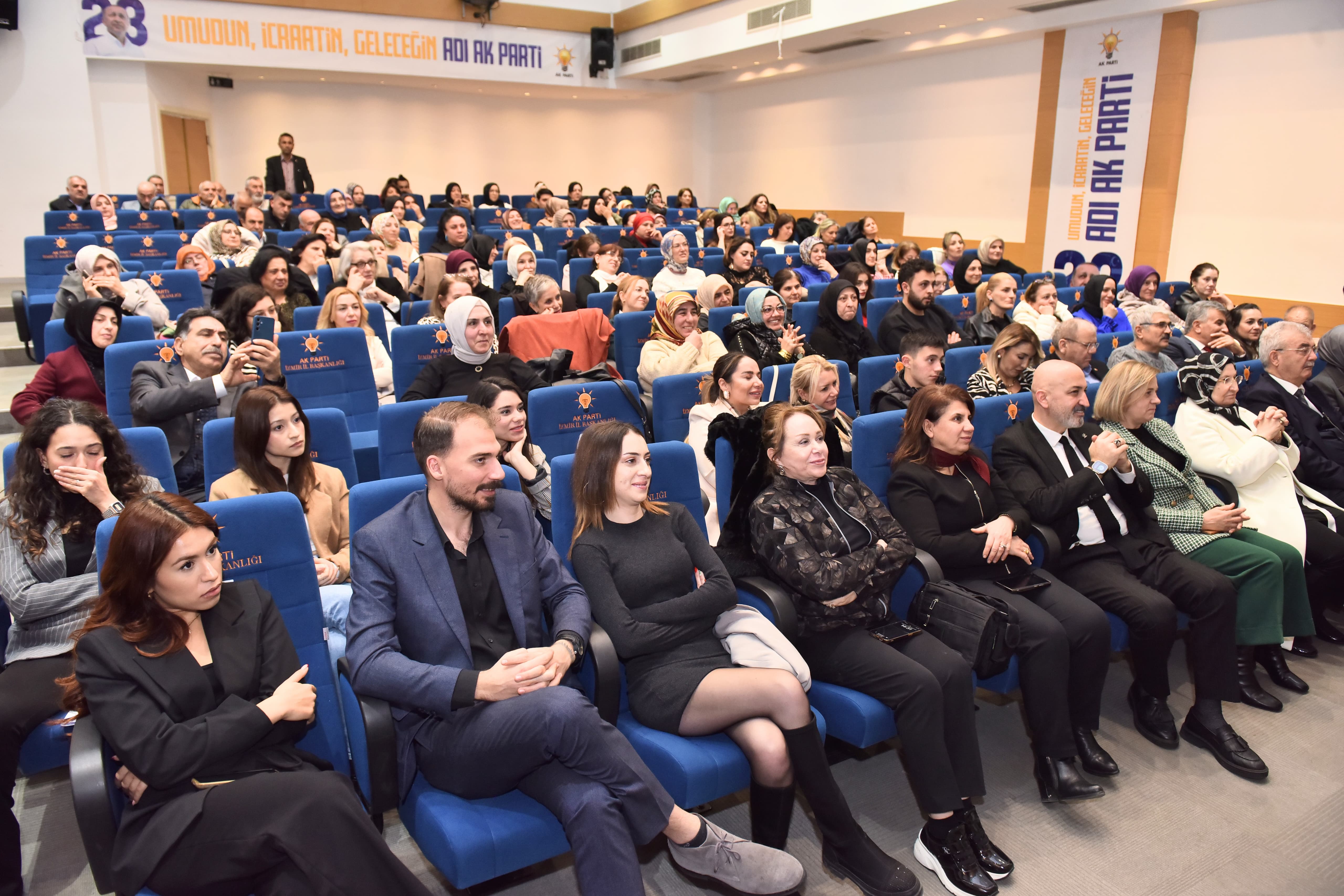 AK Parti İzmir İl Başkanlığı’nın düzenlediği 'Aile Sempozyumu'na büyük ilgi