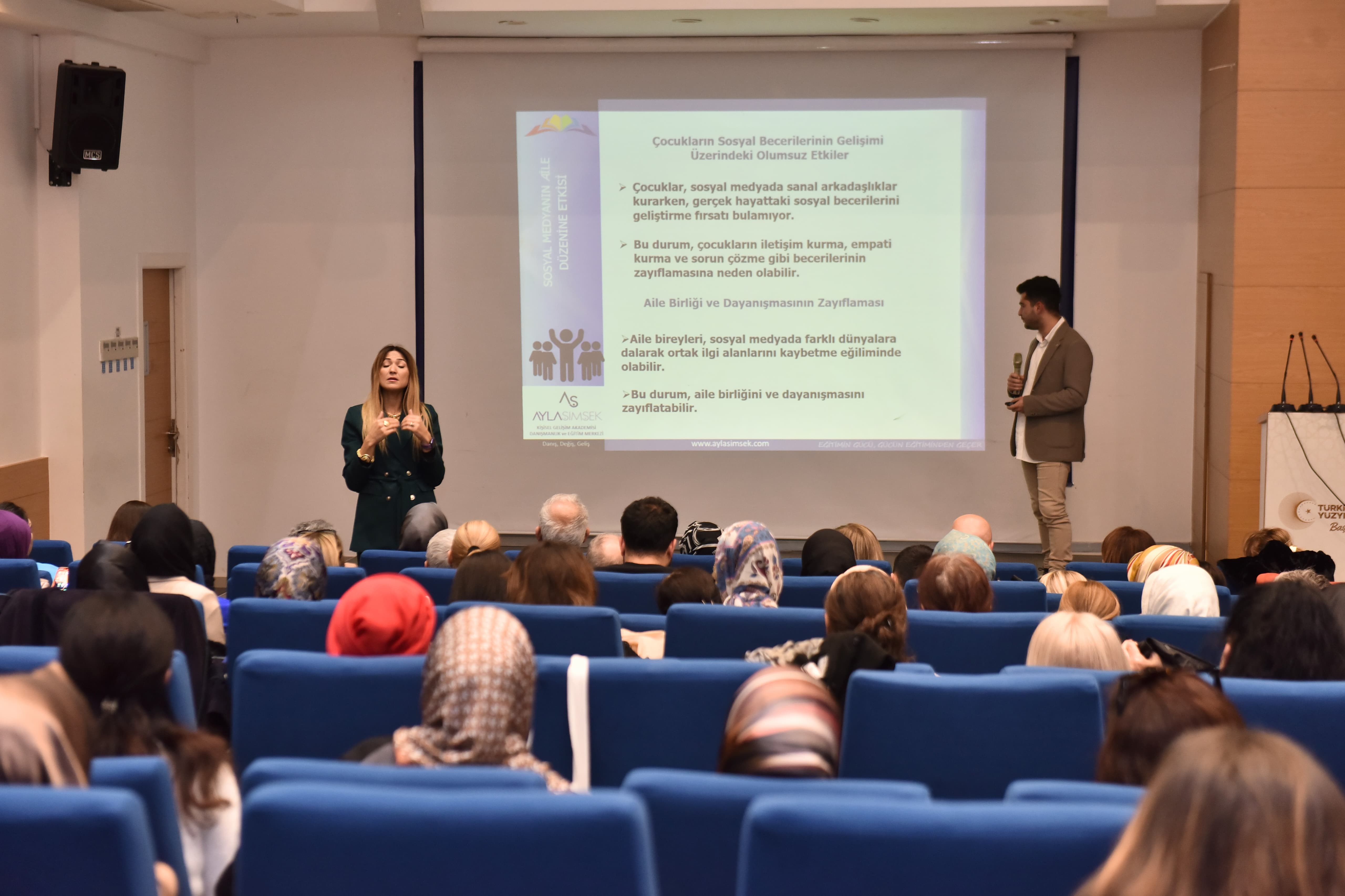 AK Parti İzmir İl Başkanlığı’nın düzenlediği 'Aile Sempozyumu'na büyük ilgi