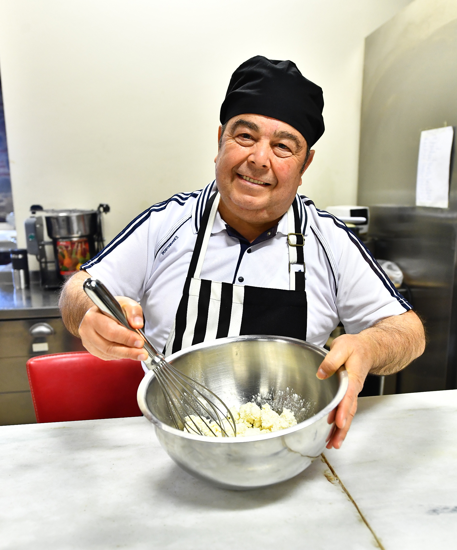 İşaret diliyle pasta yapıyorlar