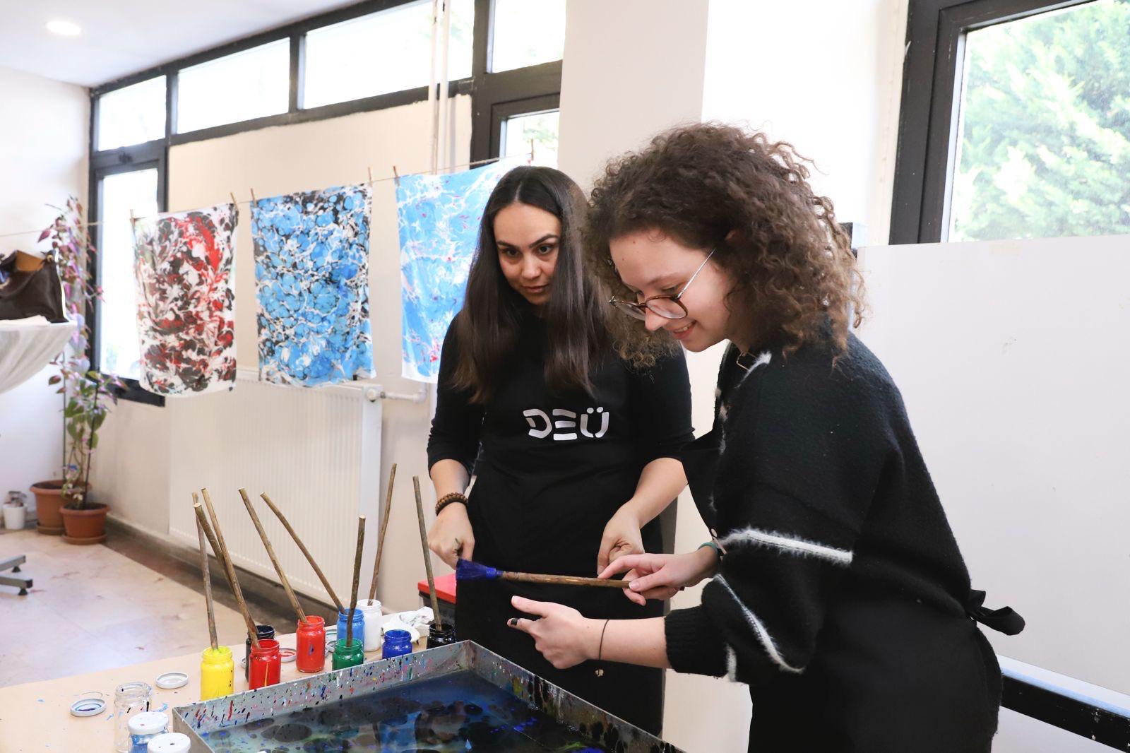 DEÜ'DE ULUSLARARASI BULUŞMA: ERASMUS ÖĞRENCİLERİ İZMİR'DE!