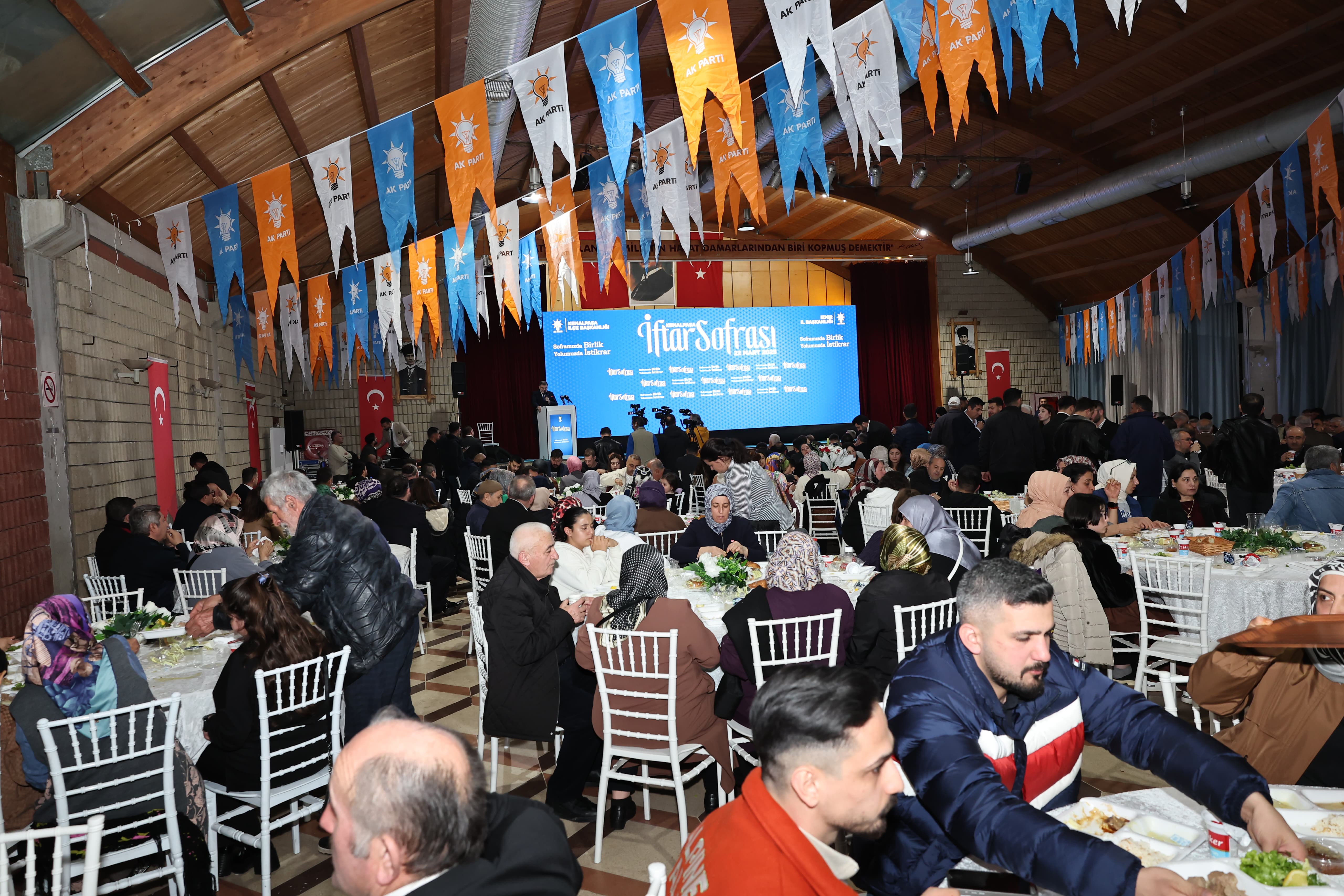 AK Parti İzmir İl Başkanı Bilal Sagyılı; ‘’Türkiye kabuğunu kırdı, izleyici ülke konumundan ‘aktör ve takip edilen ülke konumuna’ geldi’’ ‘’Türkiye, ‘Politika soyguncularının, belediye hortumcularının, kurultay hokkabazlarının’ gündemlerine takılmayacaktı