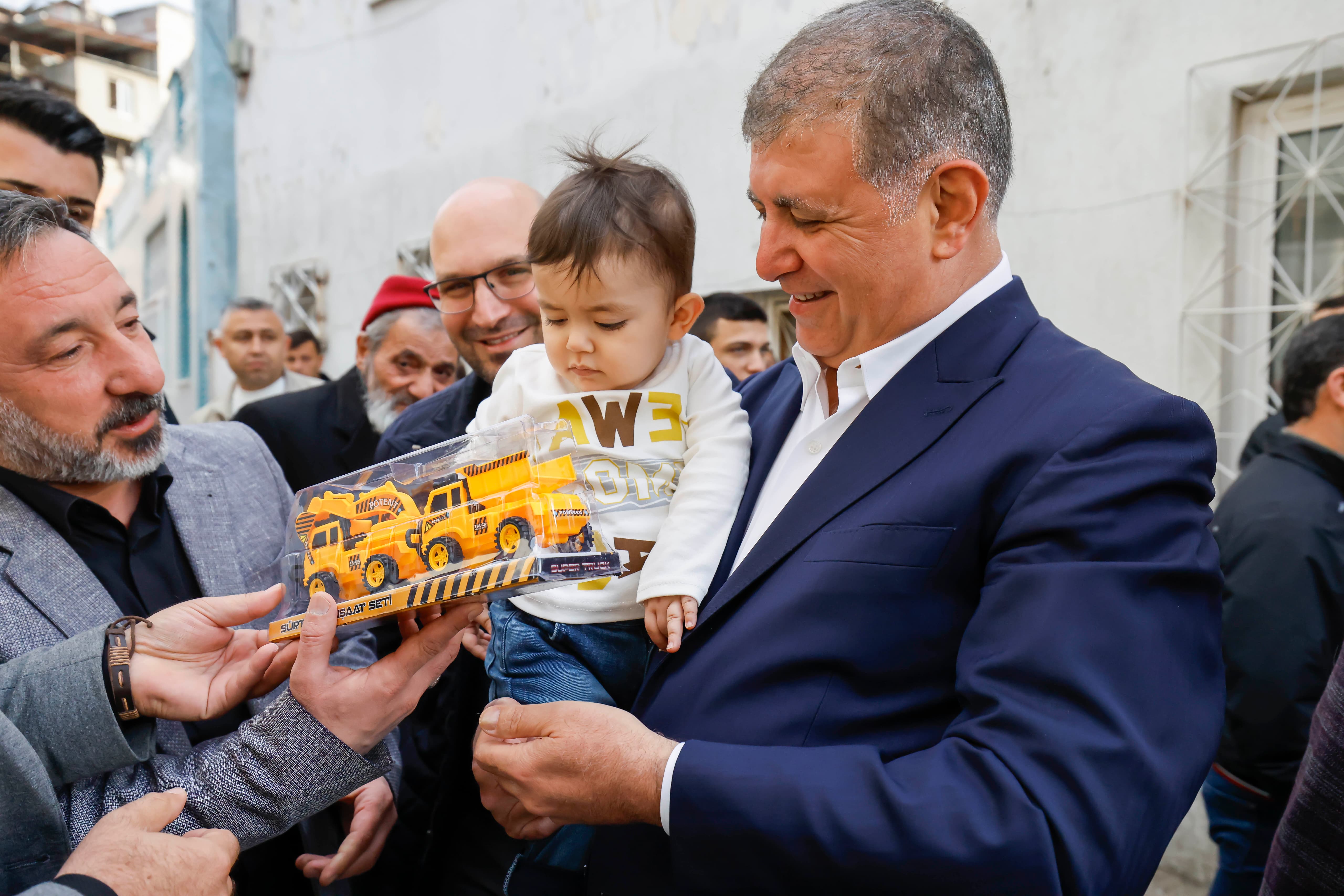 Başkan Tugay, yurttaşlarla bayramlaştı