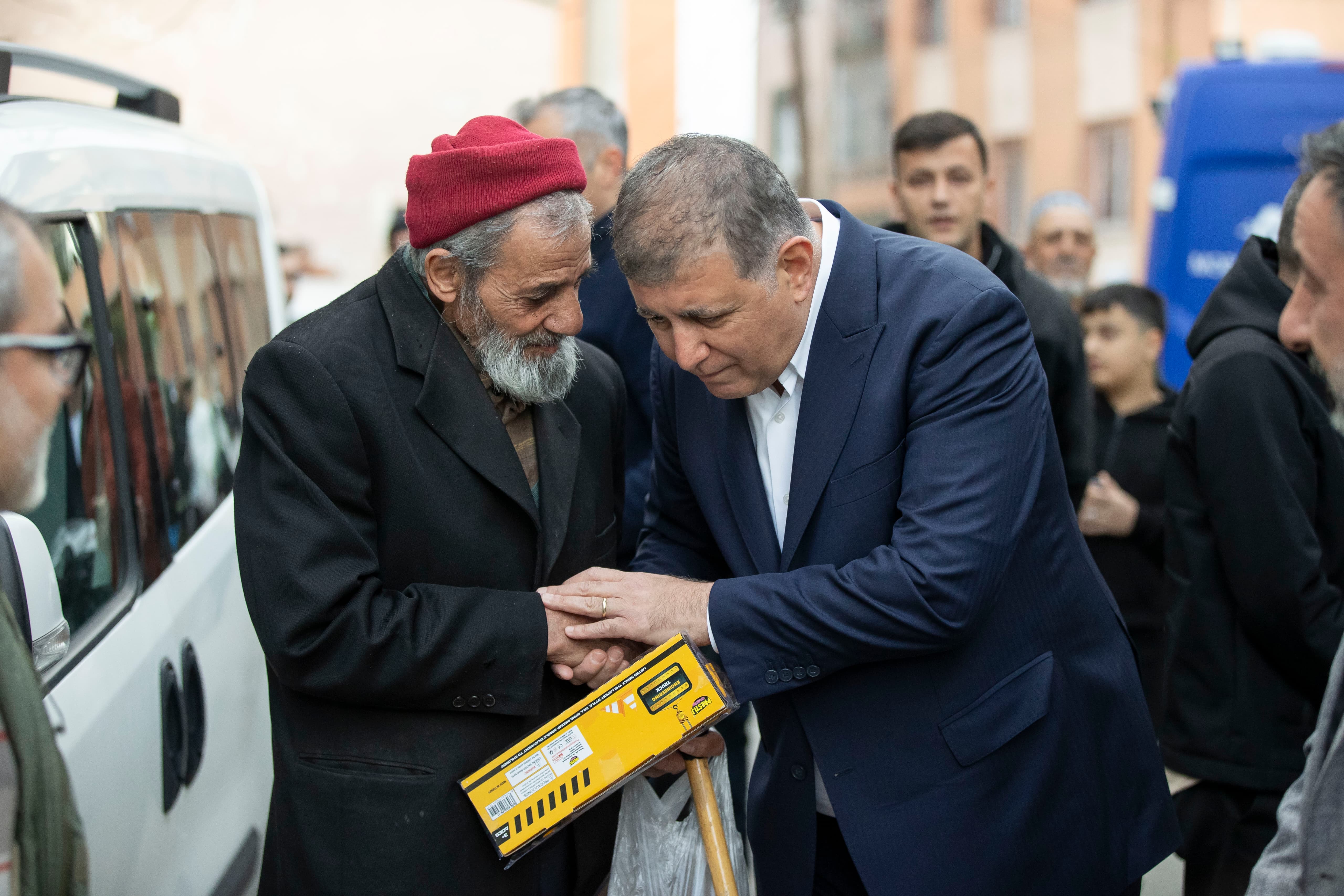 Başkan Tugay, yurttaşlarla bayramlaştı