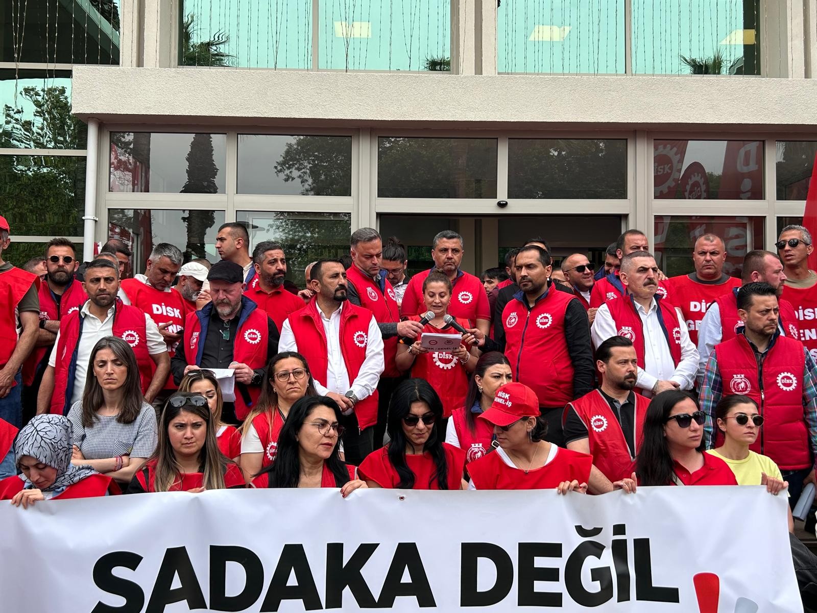 İzmir’de Grev Alarmı: İşçilerden Yarım Gün İş Bırakma ve Grev İlanı