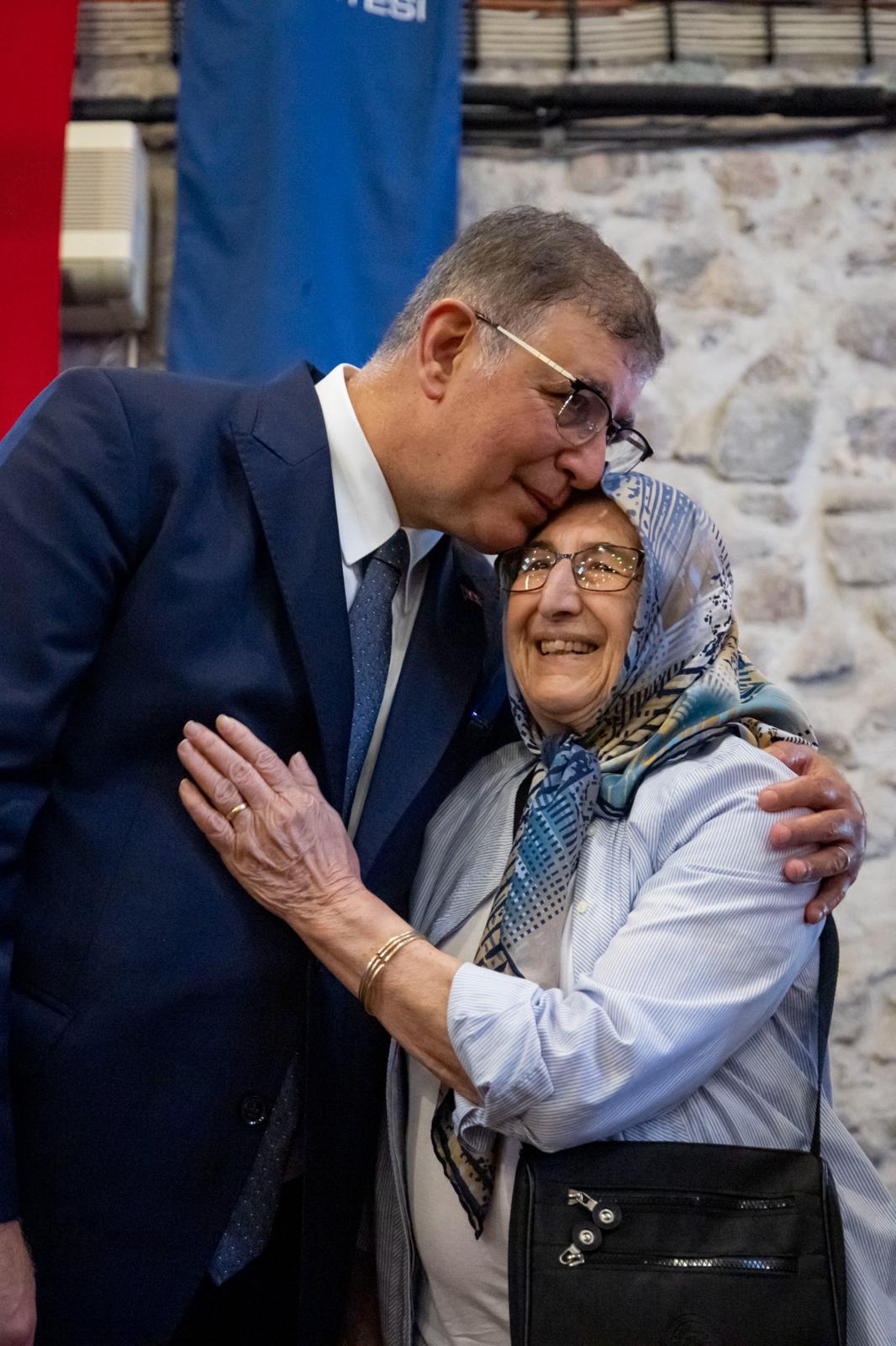 Başkan Tugay şehit anneleri ile bir araya geldi