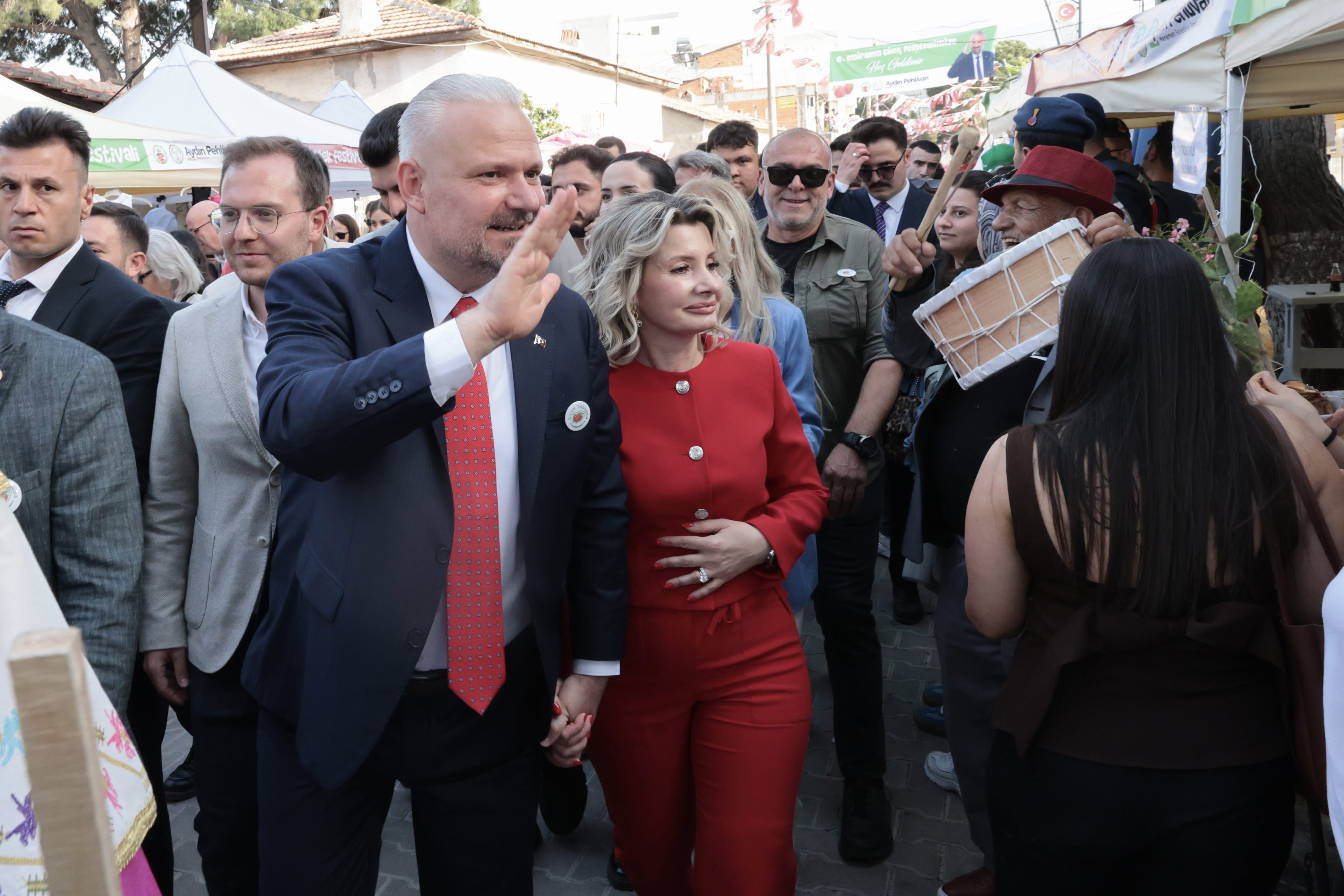 Emiralem Çilek Festivali'ne muhteşem başlangıç